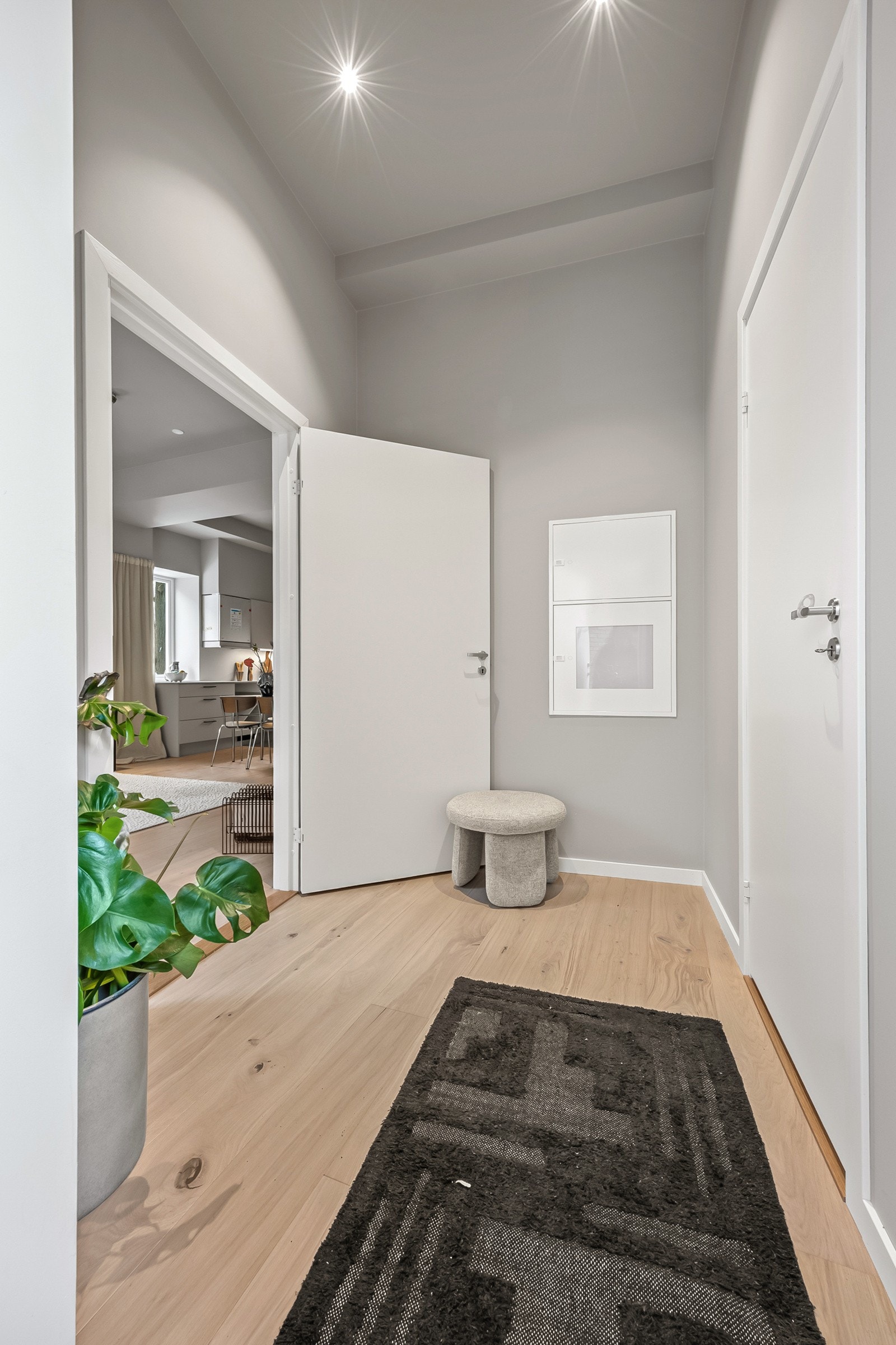 Entrè med mulighet for garderobeskap i enden. Galleribilde