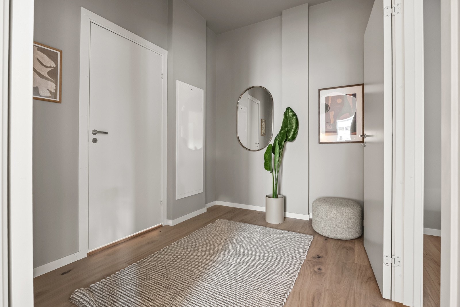 Praktisk Walk-in-closet mellom hovedsoverommet og badet. Galleribilde