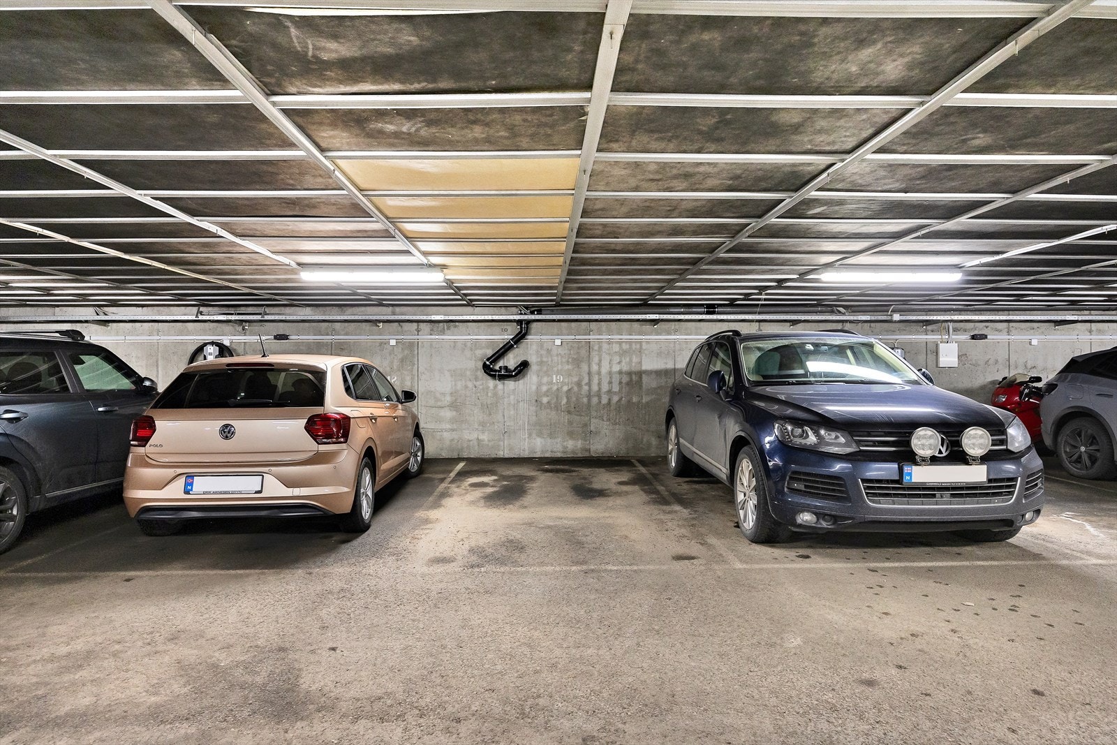 Det medfølger en garasjeplass i Amtmannsgården Garasjelag. Det ble i januar 2026 lagt inn infrastruktur for ladepunkt til el-bil i garasjen. Det betales felleskostnader for garasjen som faktureres halvårlig i januar og juli Galleribilde