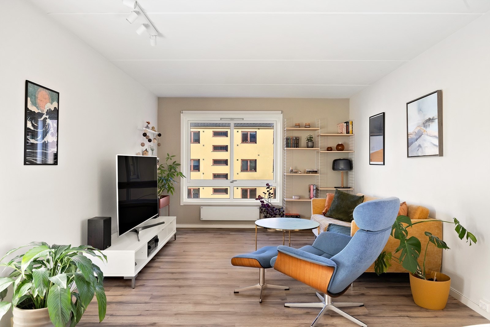 Leiligheten har en gjennomgående god standard med laminat og belegg på gulv, og sparklet/pussede og malte veggflater Galleribilde