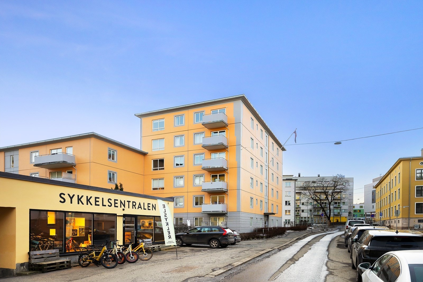 Dette er et område som kombinerer rolige boligomgivelser med umiddelbar nærhet til byens fasiliteter. Her bor du i et veletablert nabolag som er både sentralt og rolig, perfekt for en ukomplisert hverdag Galleribilde