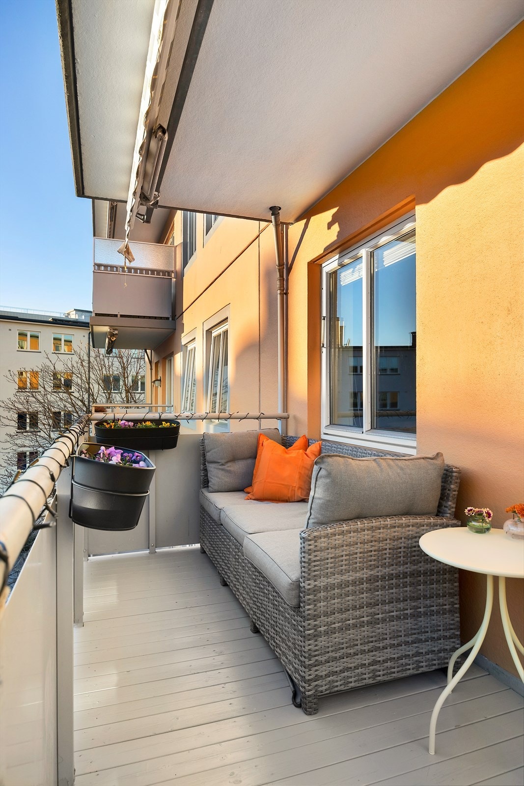 Balkongen er på 6 m² og ligger sørvestvendt med god plass til ønsket utemøblement og grill Galleribilde