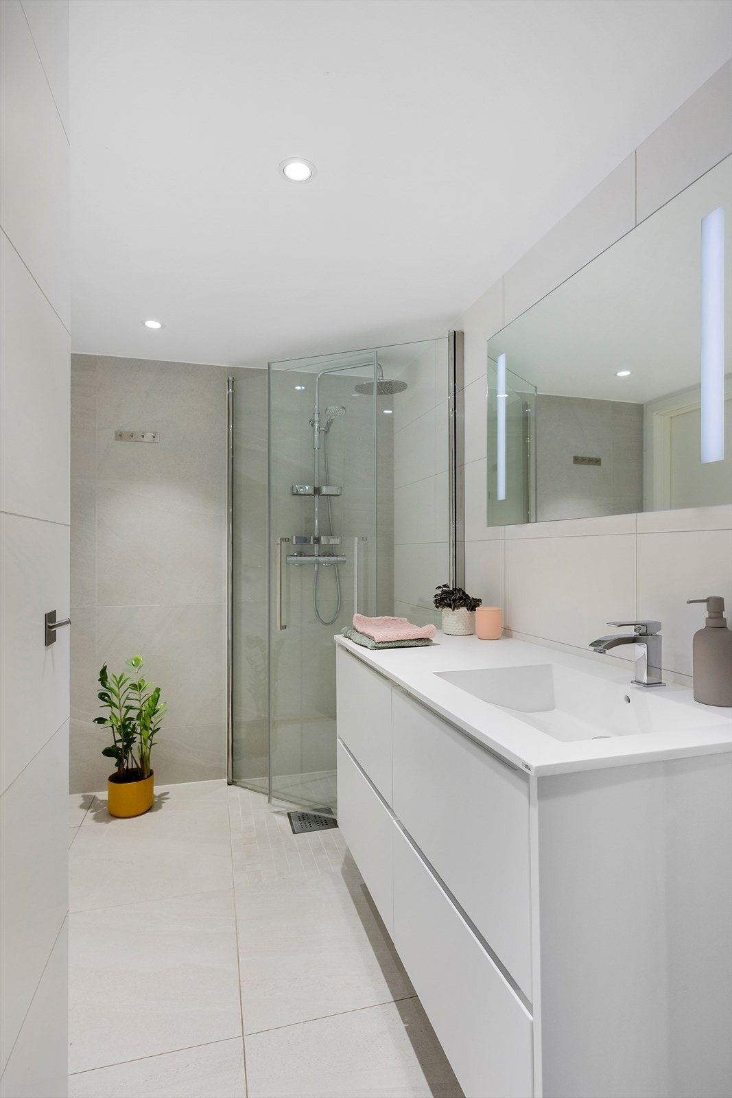 Baderommet ble renovert i 2019 og har tilgang fra både entré og hovedsoverom Galleribilde