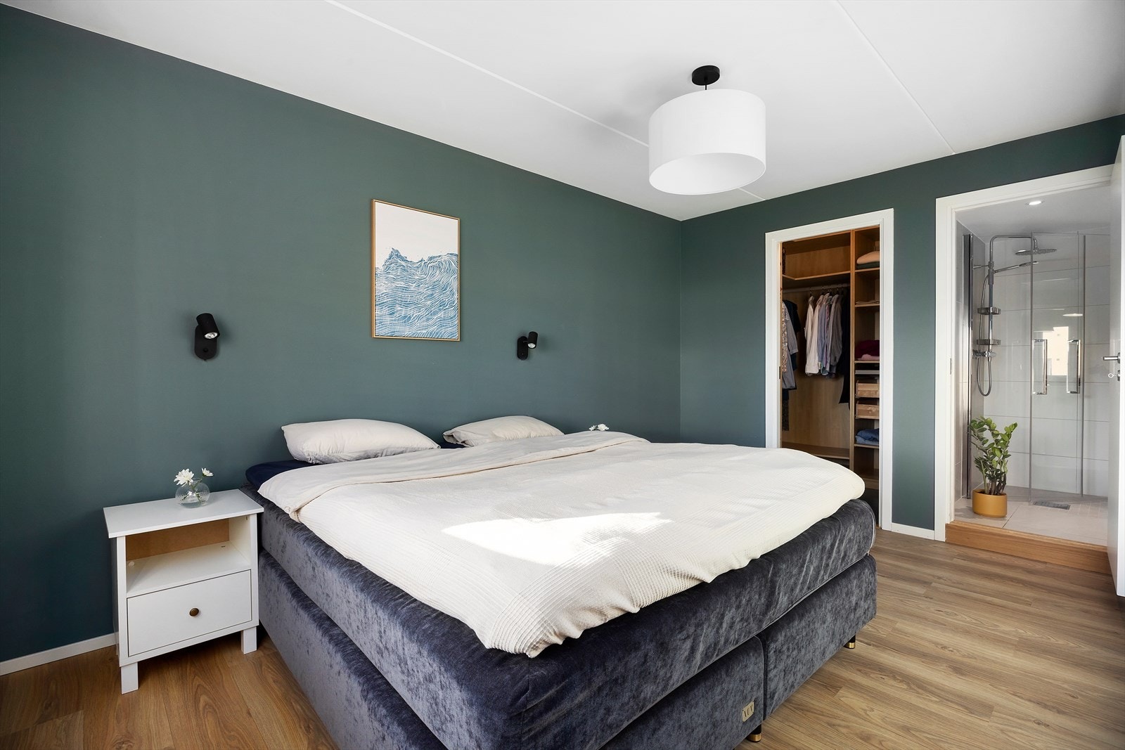 Hovedsoverommet fra kjøkken og baderom er av god størrelse med plass til å innrede med en dobbeltseng, tilhørende nattbord og mediemøbler Galleribilde