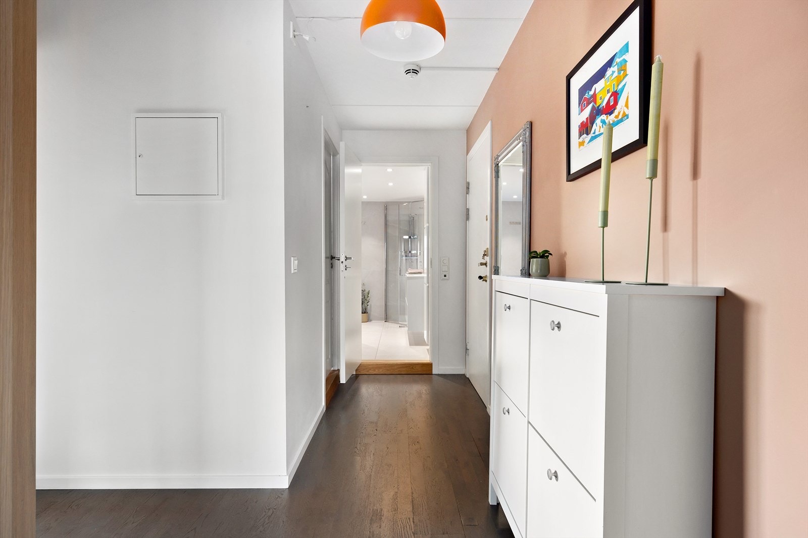 Leiligheten har en lys og innbydende entré som gir et godt førsteinntrykk når man kommer inn Galleribilde
