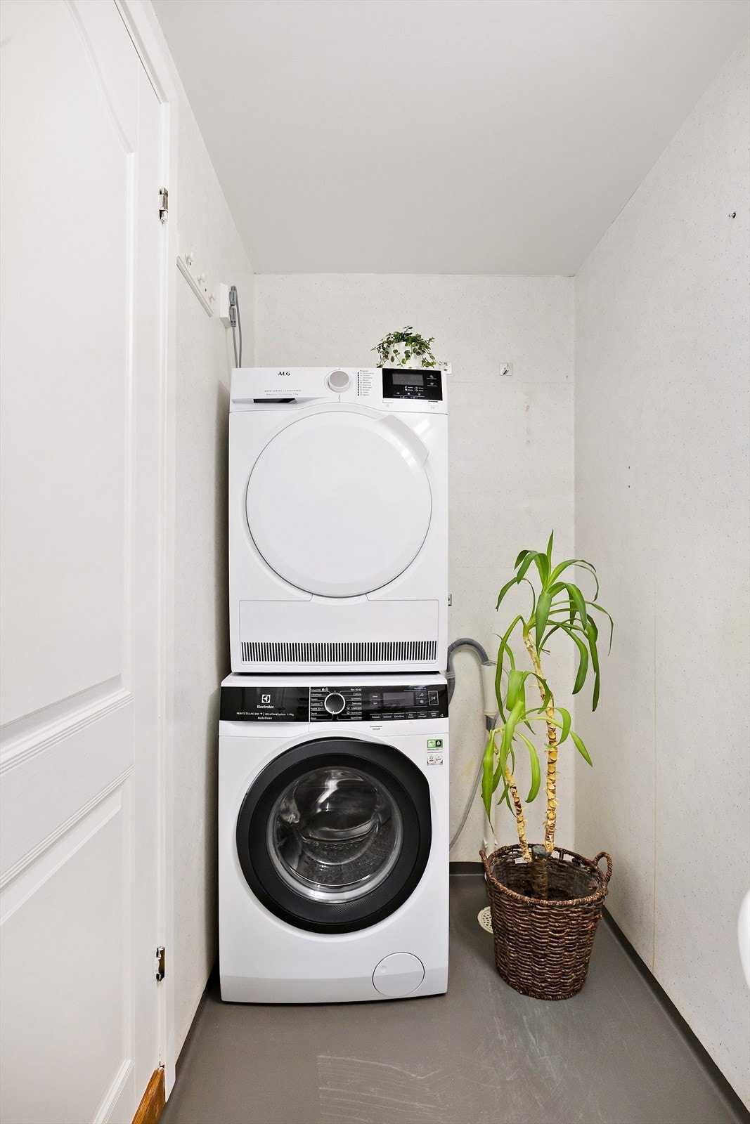 Gulvet er belagt med vinylbelegg, og veggflatene har våtromsbelegg Galleribilde