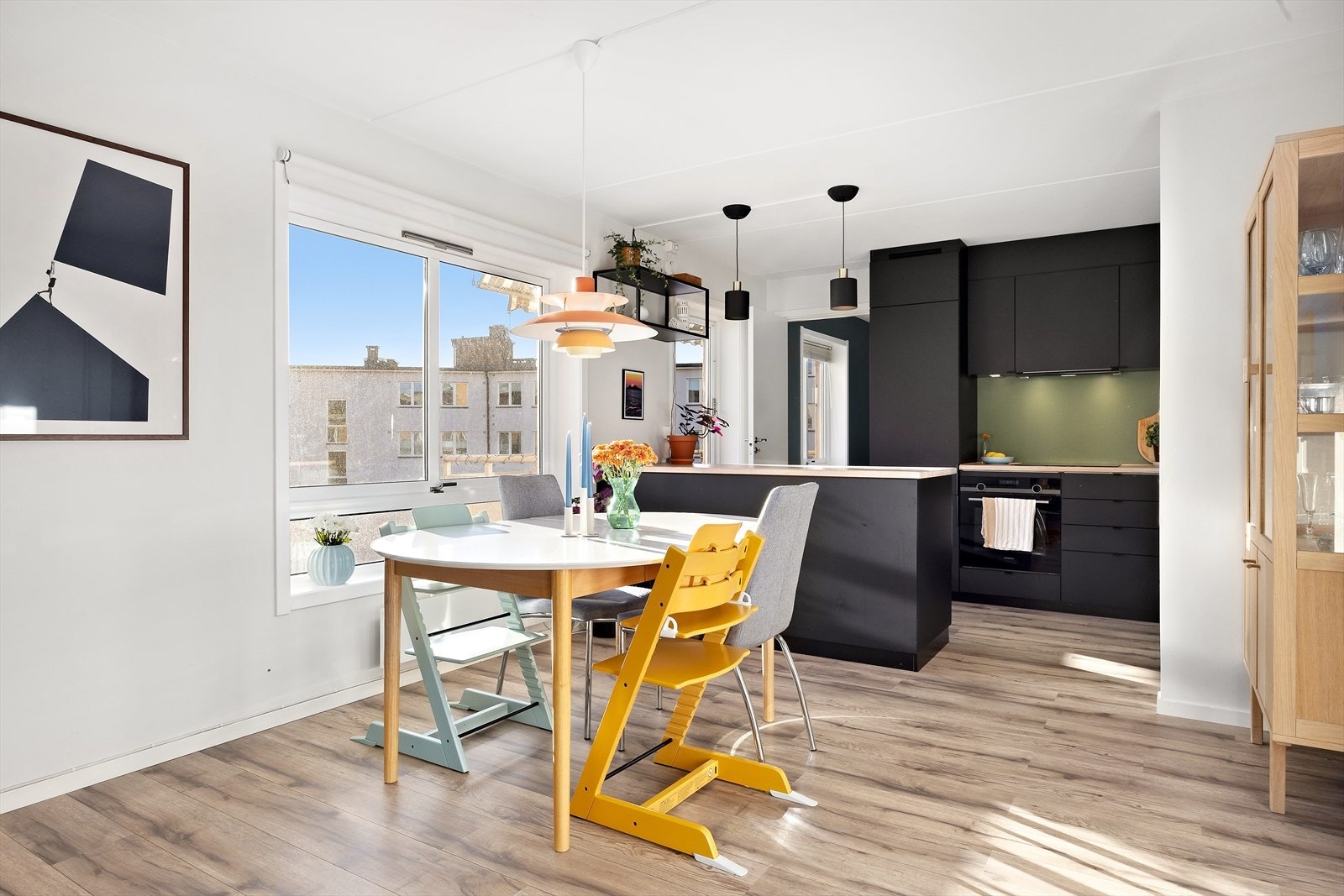 Leiligheten har en åpen stue- og kjøkkenløsning med store gode vindusflater som sørger for rikelig med lysinnslipp i tillegg til et pent utsyn i flere retninger Galleribilde