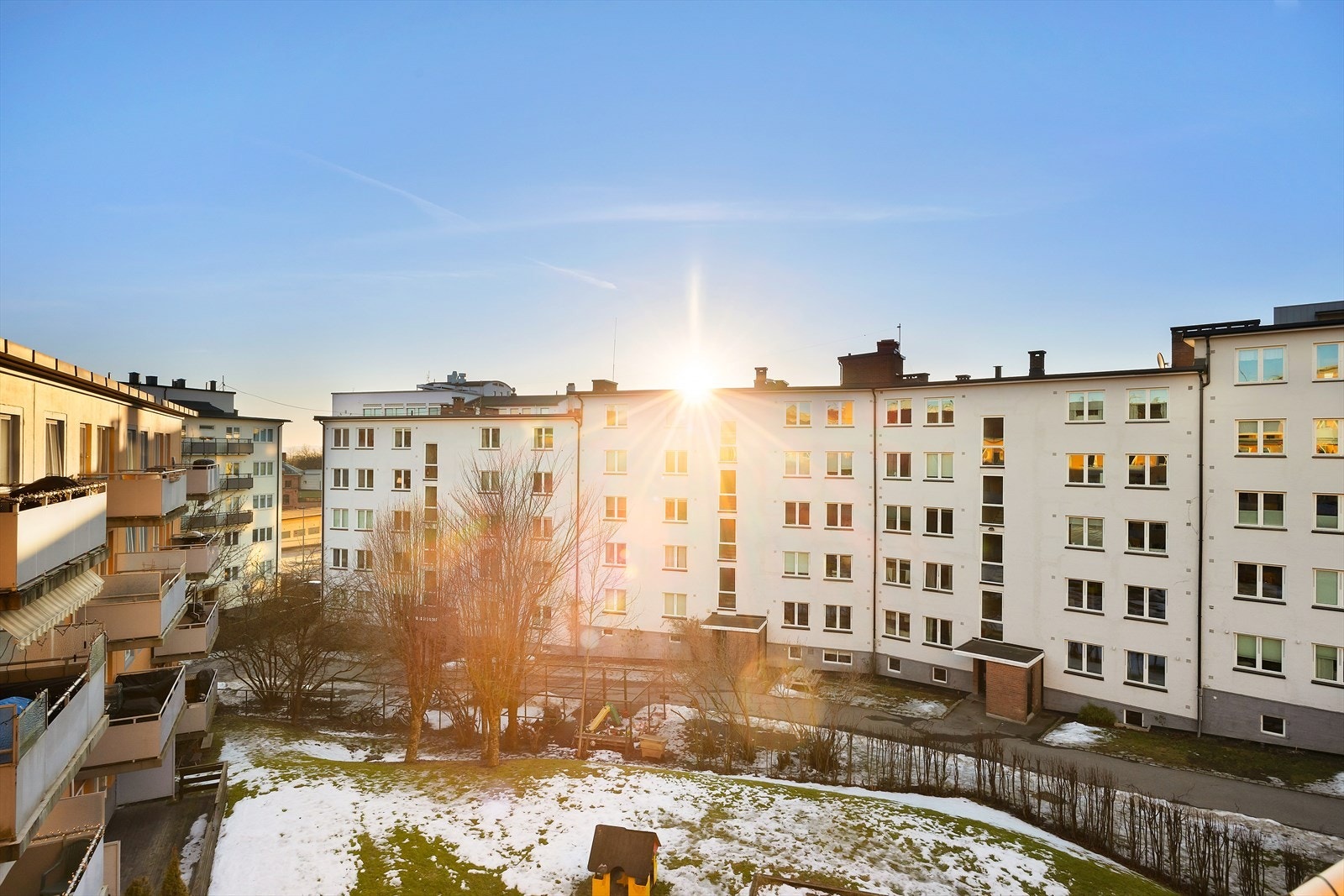 Her kan man kan nyte gode solforhold og et pent utsyn utover sameiets fellesområder Galleribilde