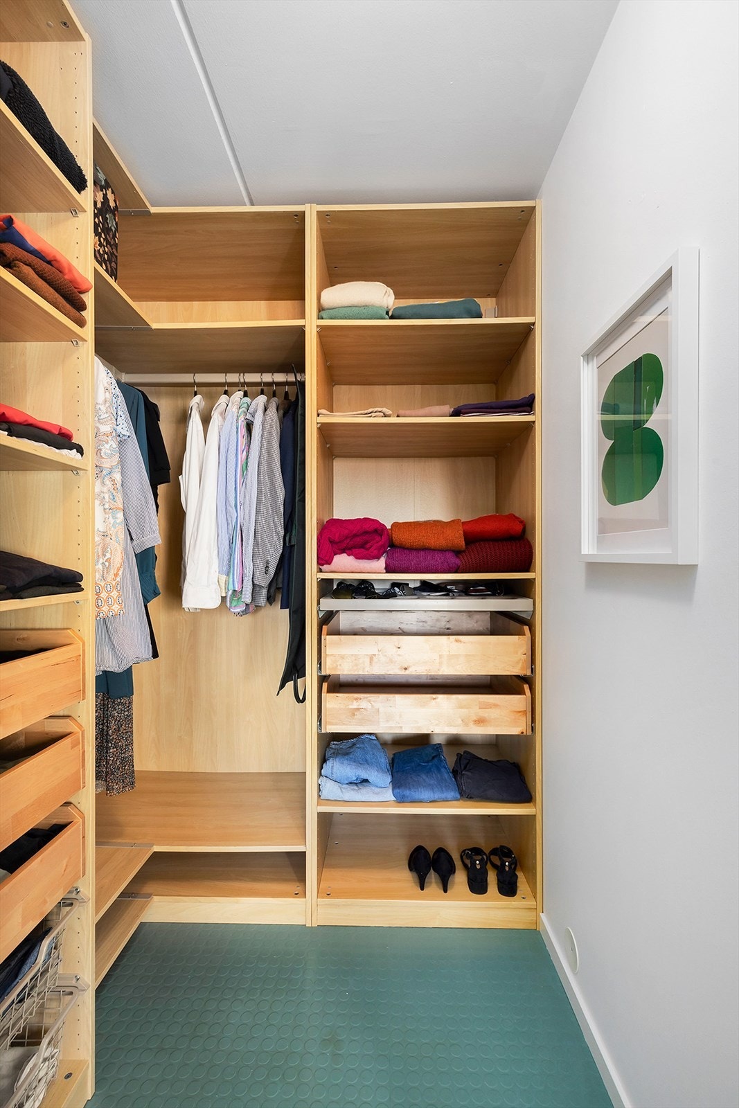 I tillegg har soverommet tilgang til en praktisk innvendig bod som er innredet og benyttet som en garderobe Galleribilde