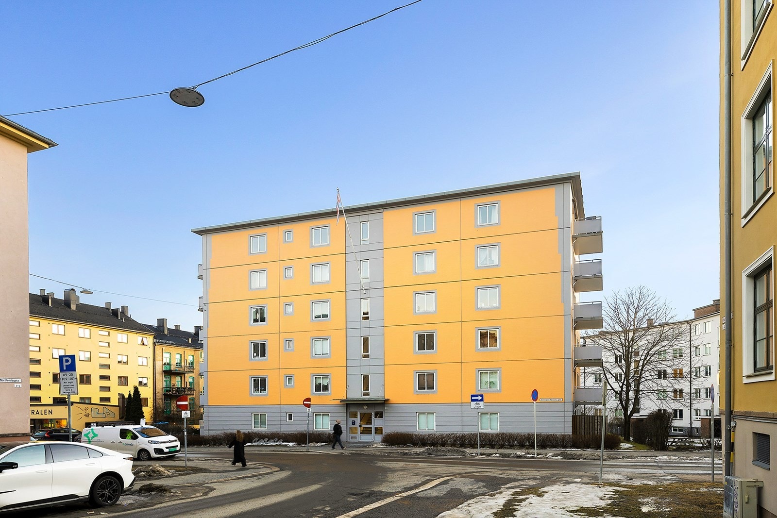 Bygget er fra 1996, og ligger i Amtmann Meinichs gate 3-7, midt mellom Storo og Sandaker, Nydalen og Sinsen Galleribilde