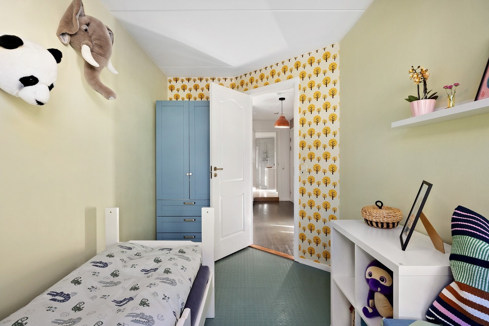 Her er det belegg på gulv, og tapet og malte flater på vegg Galleribilde