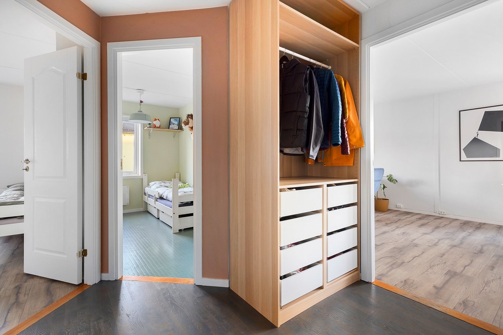 De to andre soverommene er i tilknytning til entréen og ligger vegg i vegg Galleribilde