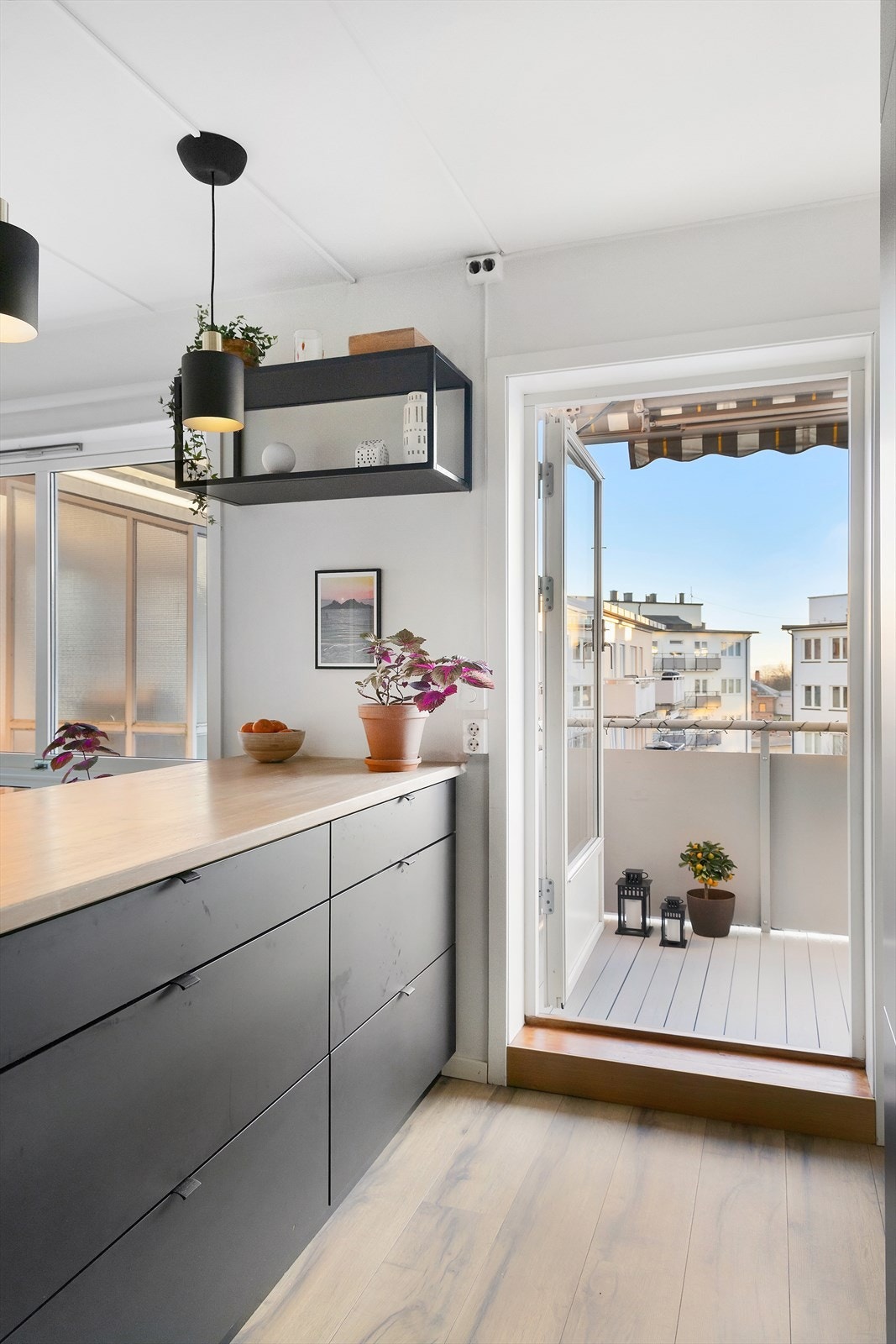 Fra kjøkkenet er det adkomst ut til balkongen Galleribilde