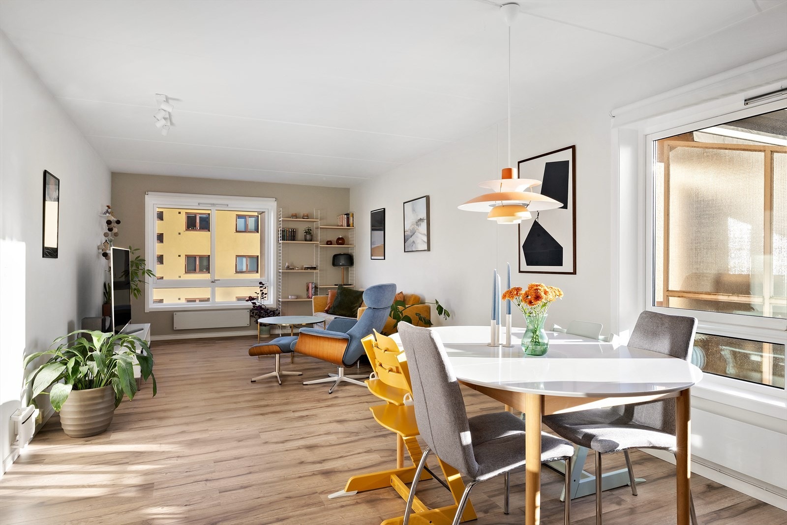 Stuen har en god utforming som gir rom for flere naturlige møbleringssoner med plass til en sofagruppe, stuebord, mediemøbler og en spisestue Galleribilde