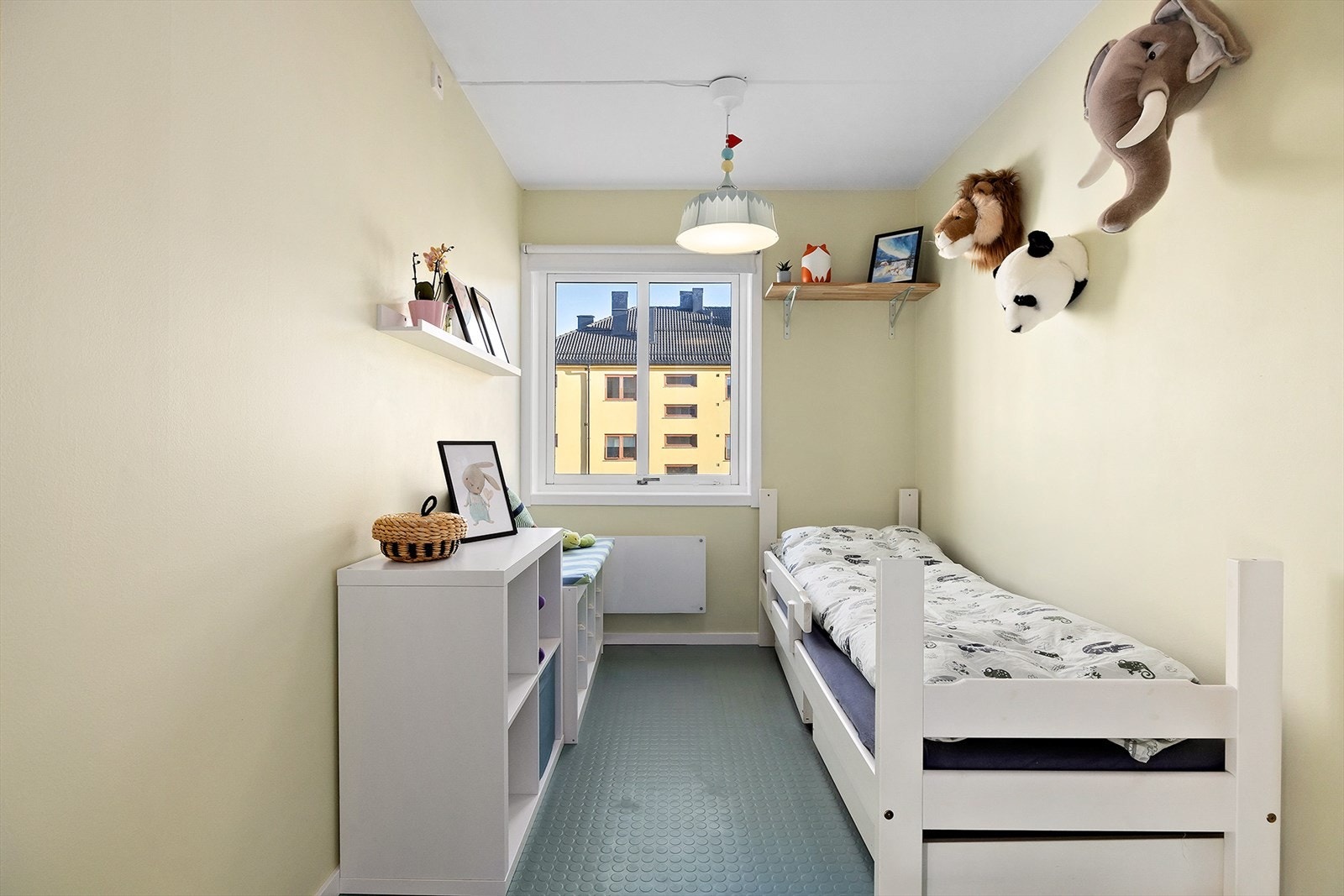 Felles for begge soverommene er at de har gode vindusflater vendt mot sørøst, og kan fint innredes og brukes som enten barnerom, gjesterom eller kontor - alt etter behov Galleribilde