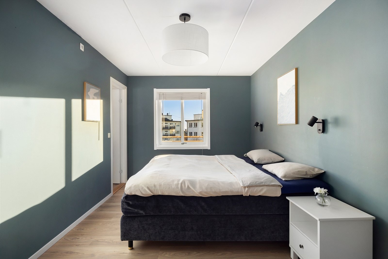 Soverommet har et stort vindu vendt mot sørvest ut mot balkongen Galleribilde