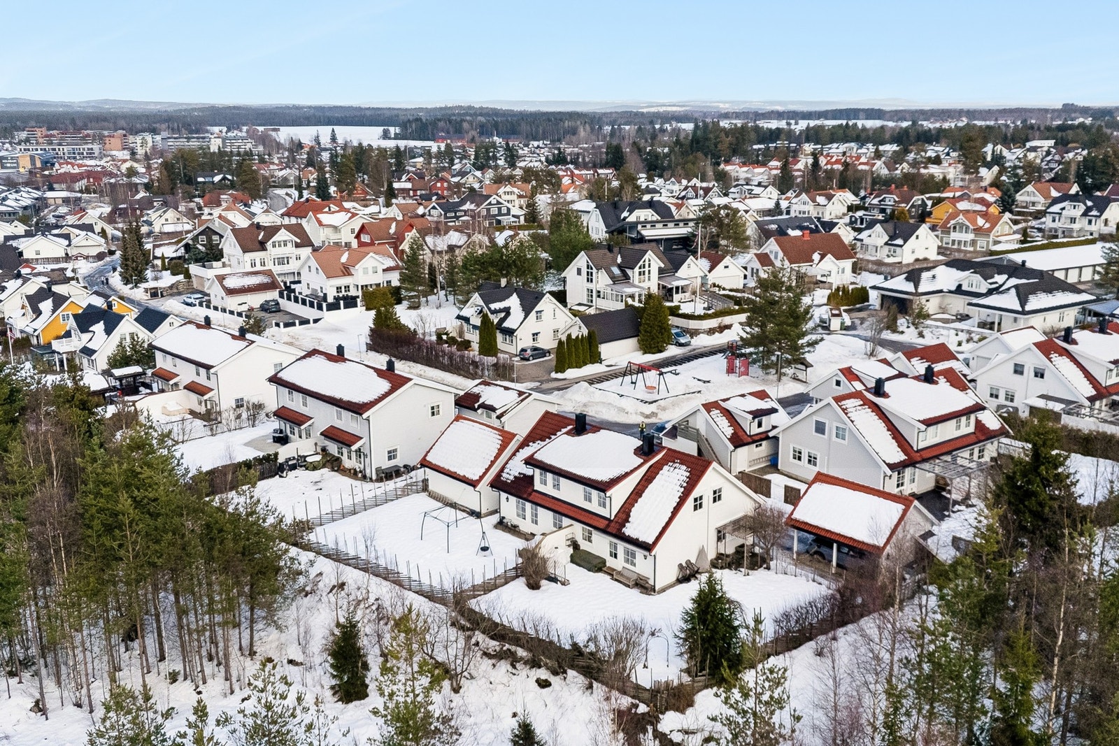 Kort avstand til både natur, servicetilbud og offentlig kommunikasjon. Galleribilde