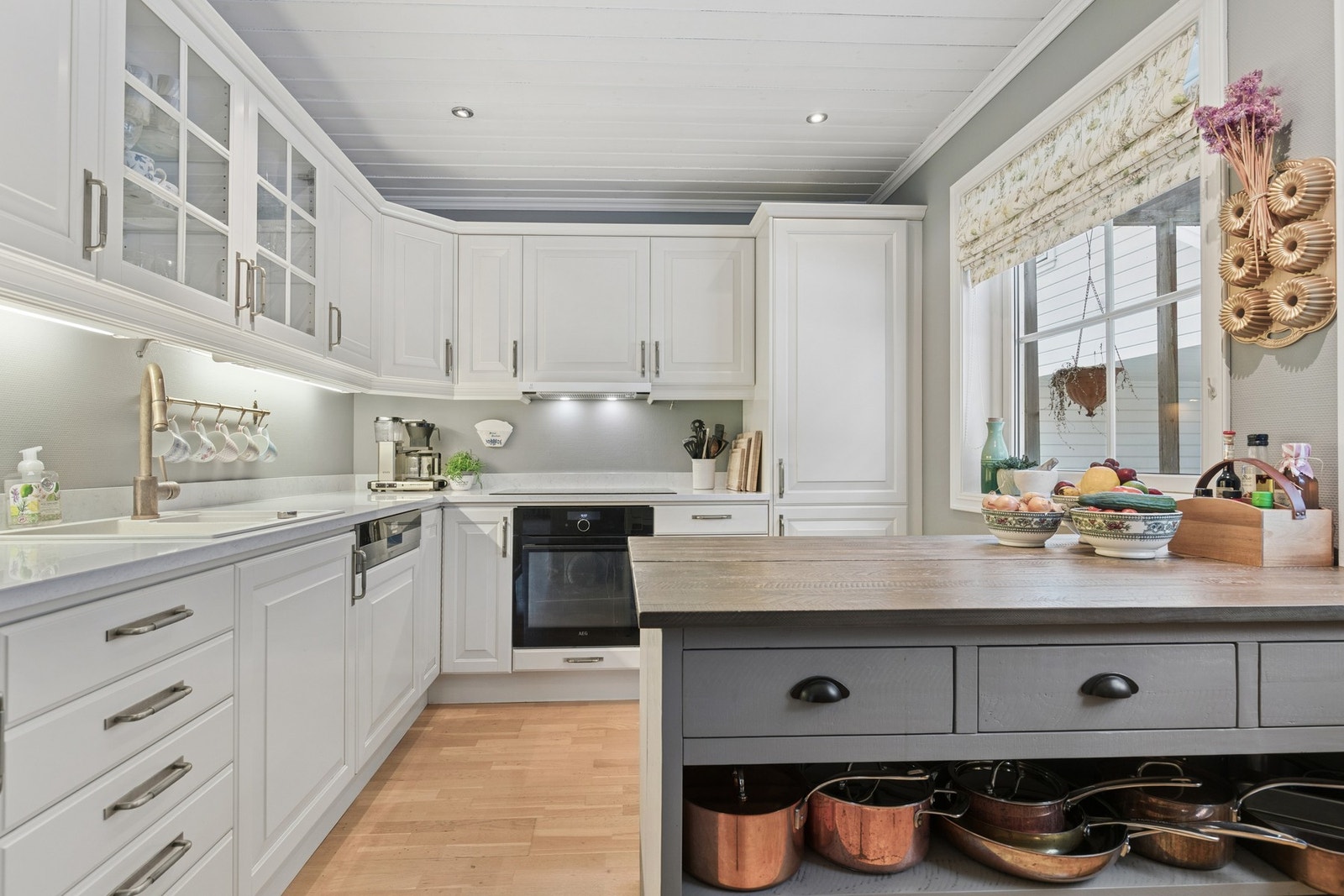 Under- og overskap gir rikelig med oppbevaring. Galleribilde