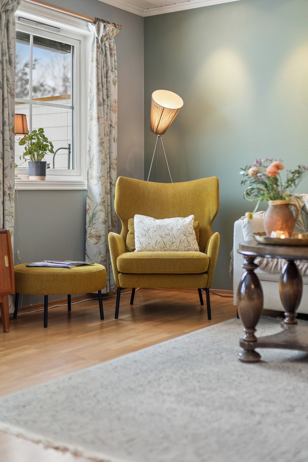 Stuen er malt i tidsriktige farger, som gir boligen et moderne preg. Galleribilde