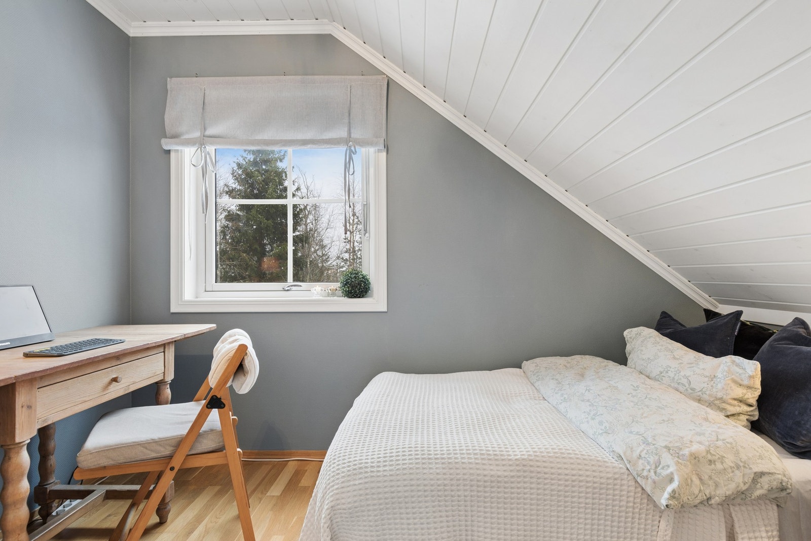 Alle rommene har plass til både seng og garderobeløsninger, og egner seg godt som barnerom, gjesterom eller hjemmekontor. Galleribilde