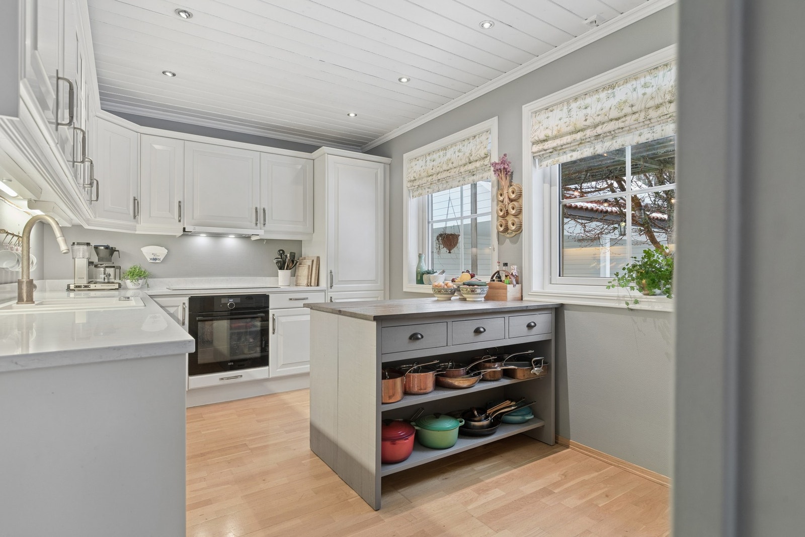 Kjøkkenet er lyst og tiltalende med klassiske, profilerte fronter og en gjennomført stil som gir en lun atmosfære. Galleribilde