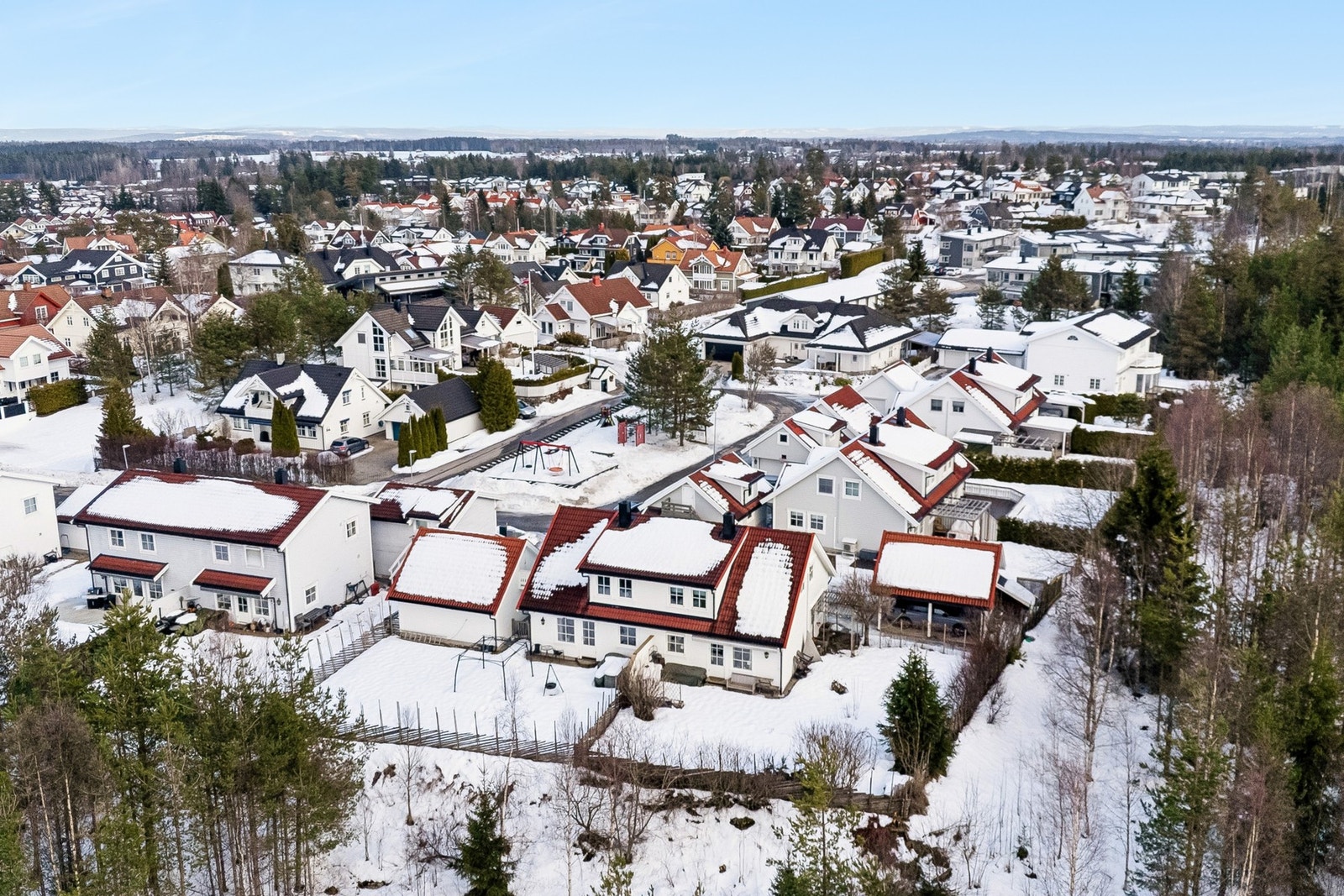 Boligen ligger i et etablert og familievennlig område på Jessheim. Galleribilde