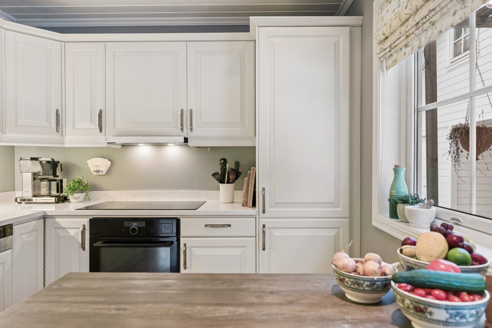 Kjøkkenet er i en klassisk "vanilje" fargetone. Galleribilde