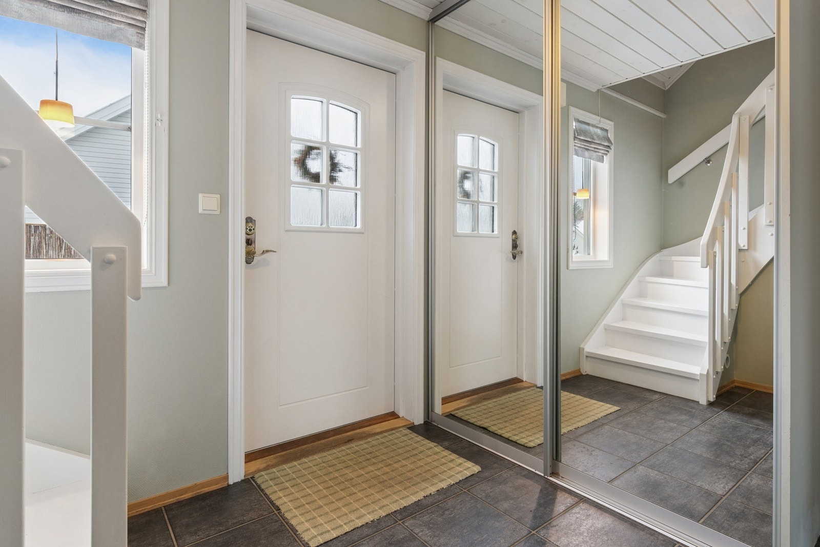 Entréen ønsker deg velkommen med en lys og behagelig atmosfære. Galleribilde