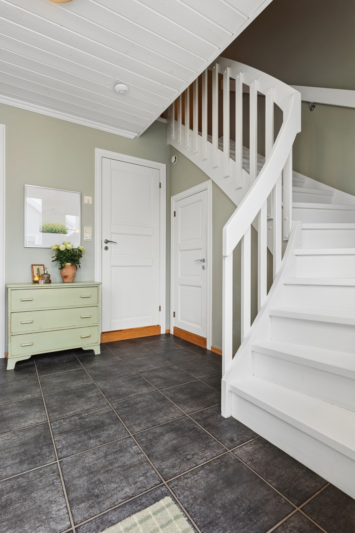 Den romslige skyvedørsgarderoben med speil gir rikelig oppbevaring i tillegg til bod under trapp. Galleribilde