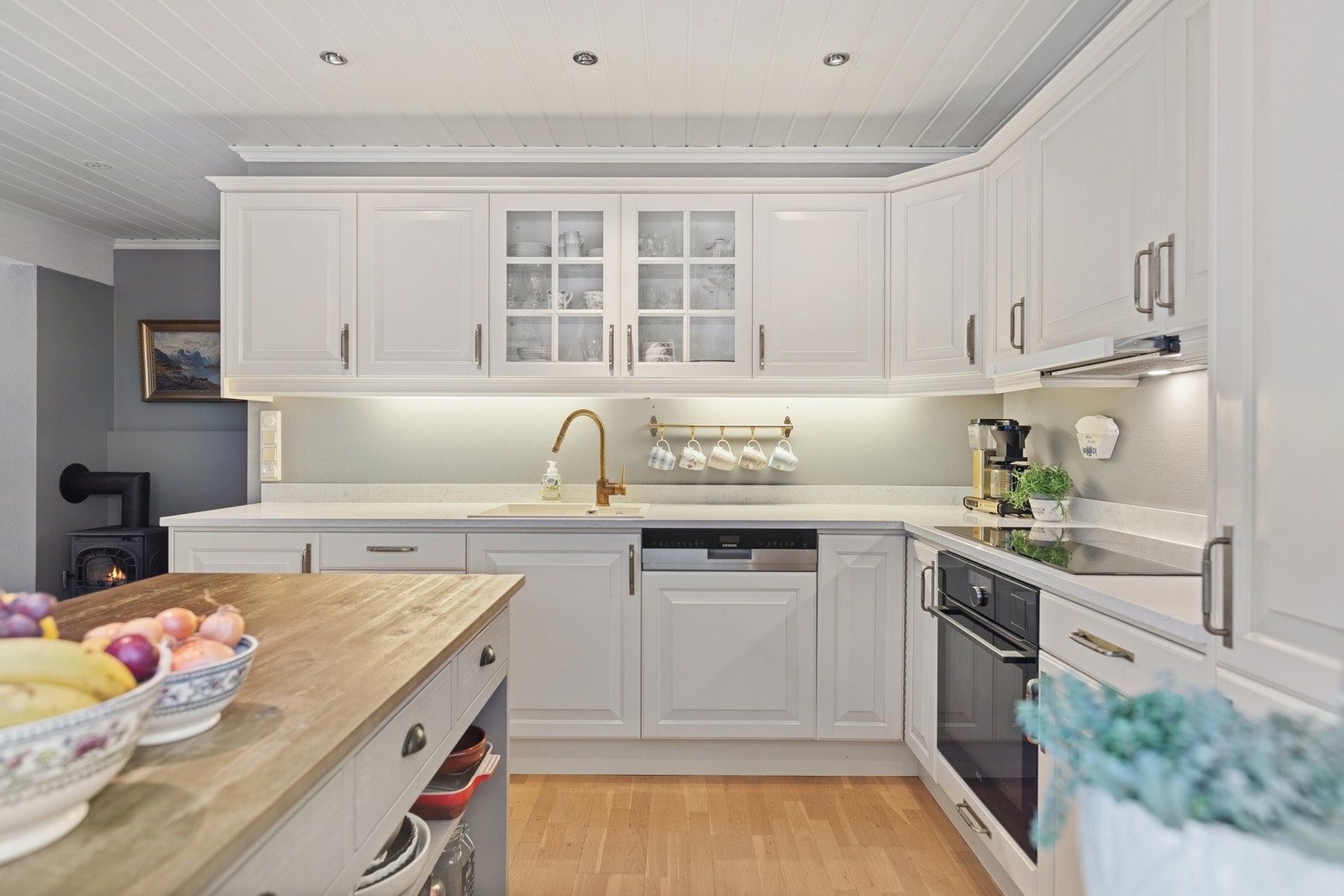 Den gode benkeplassen kombinert med integrerte hvitevarer gjør rommet både praktisk og funksjonelt i hverdagen. Galleribilde