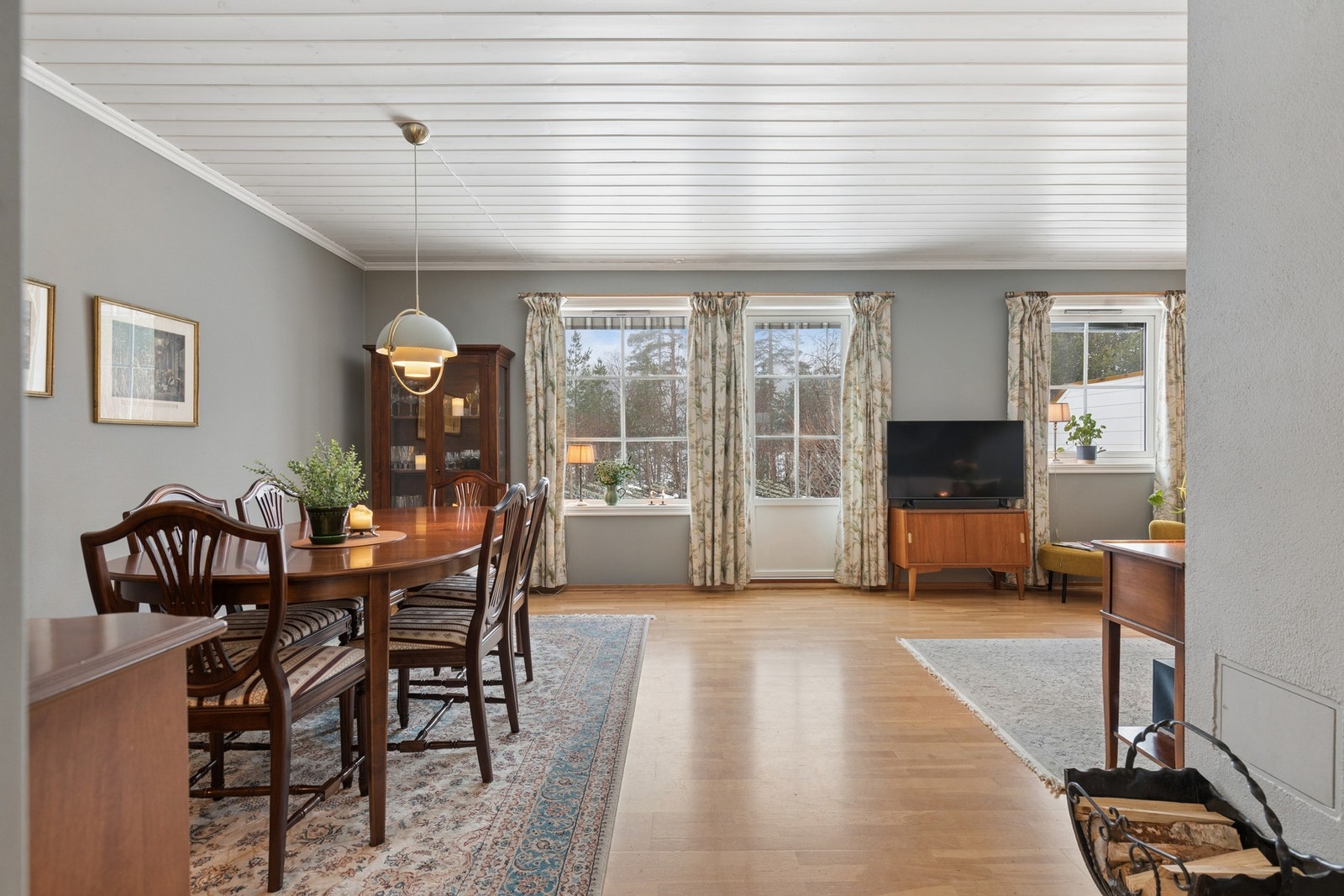 Stuen er et lyst og romslig samlingspunkt med store vindusflater som slipper inn rikelig dagslys! Galleribilde