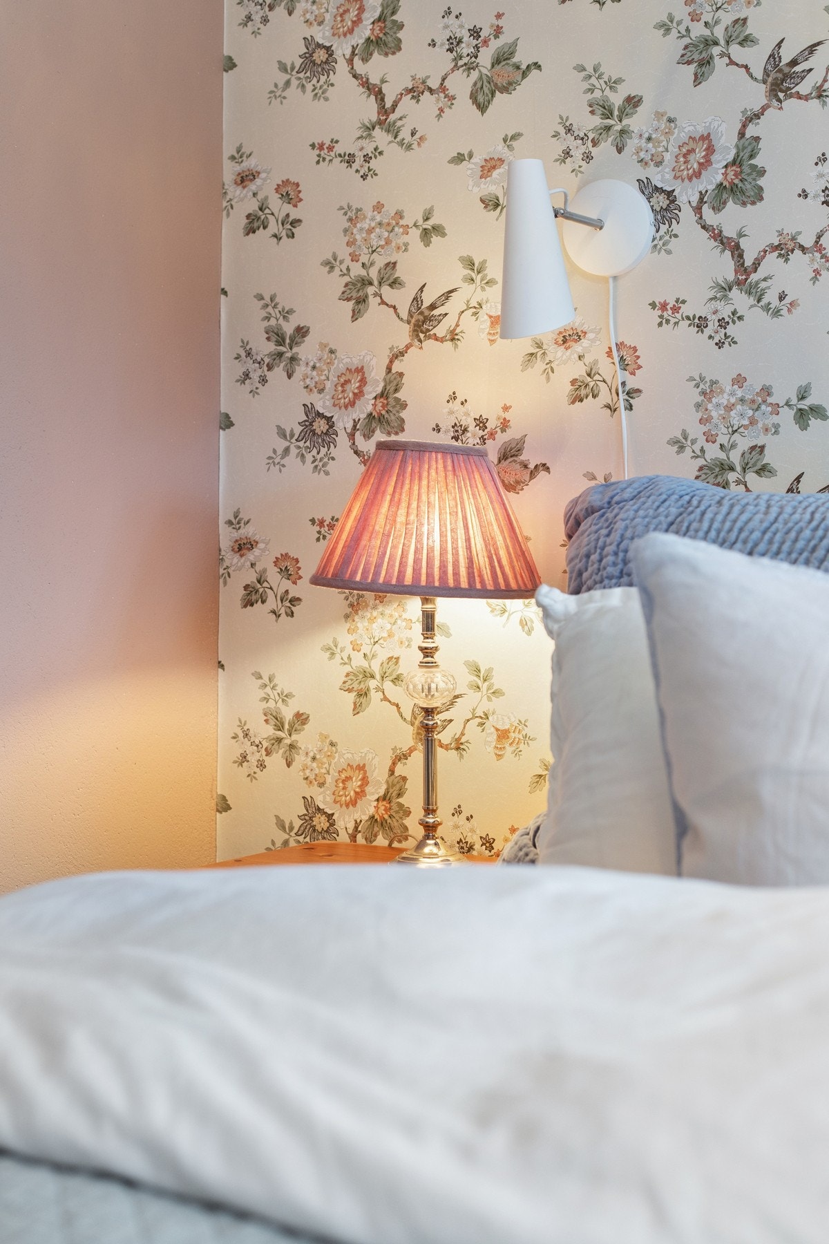 Delikate tapetdetaljer som tilfører ekstra karakter og sjarm. Galleribilde