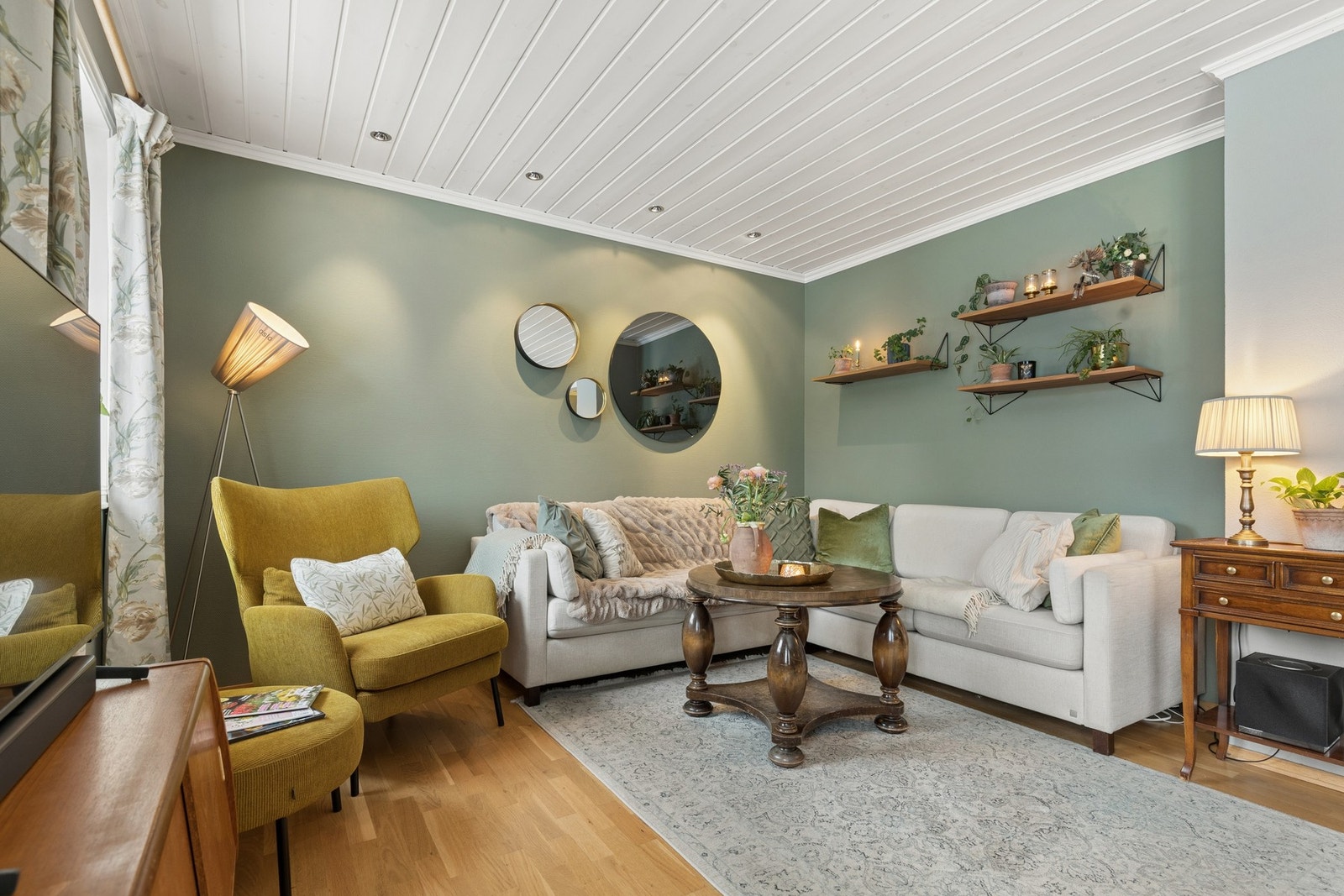 Her har du plass til både en romslig spiseavdeling og en egen sofasone. Galleribilde