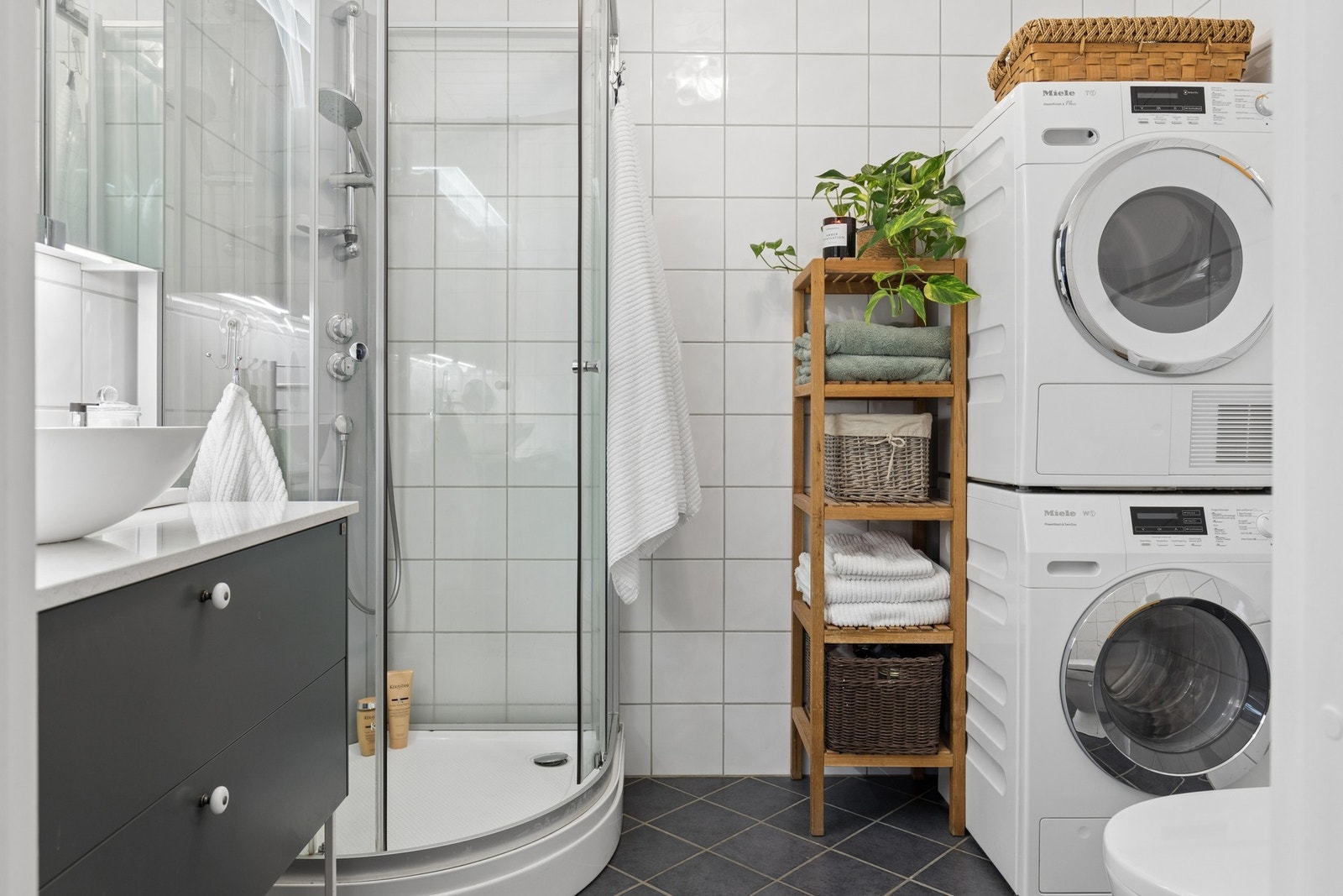 Badet er et lyst og praktisk rom med flislagt gulv med gulvvarme samt flislagte vegger og en moderne innredning som ble oppgradert i 2021. Galleribilde