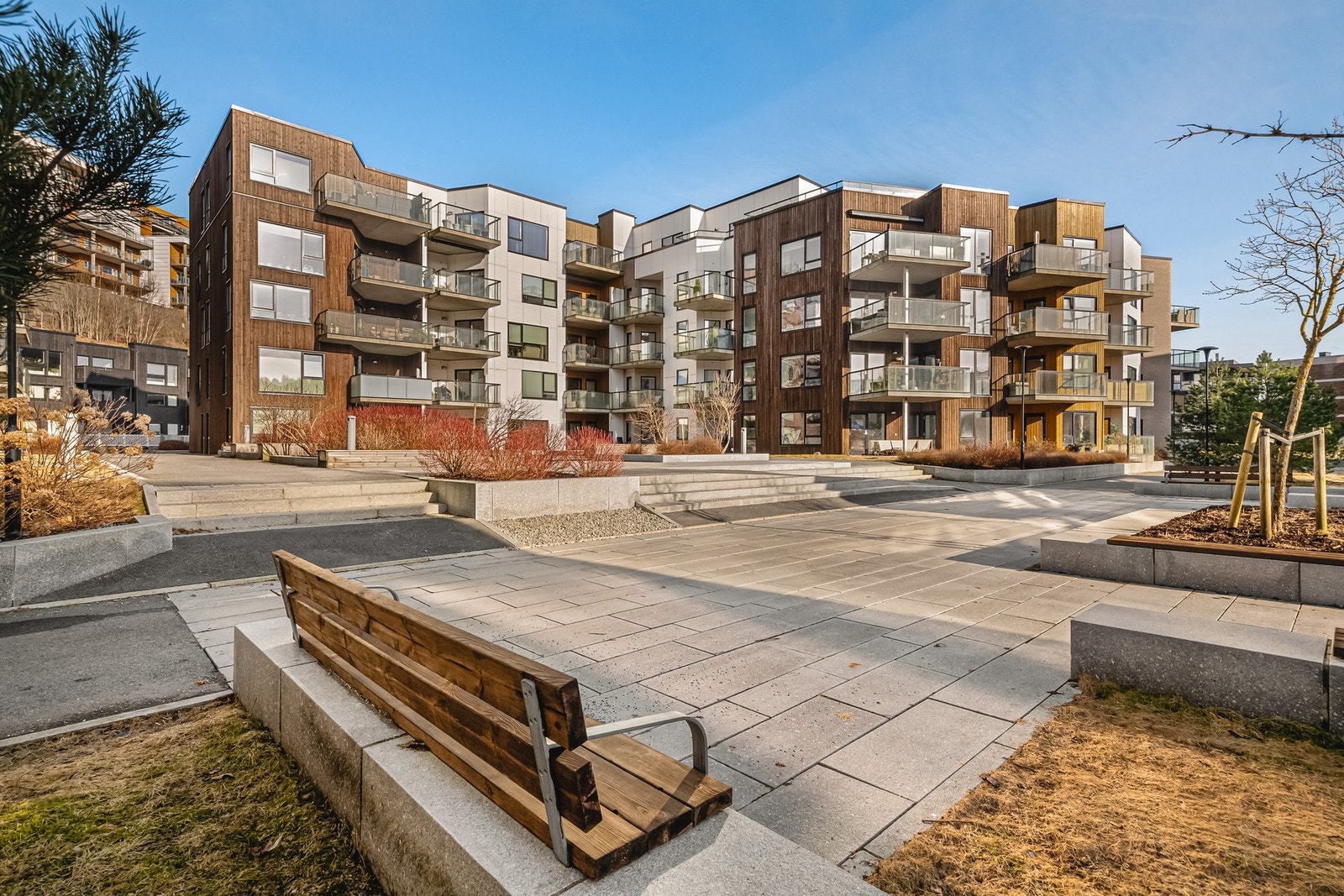 - Sameiet Gartnerløkken 2 består av totalt 53 boligseksjoner. Tomten er pent opparbeidet med flott beplantning og flere sittegrupper - Galleribilde