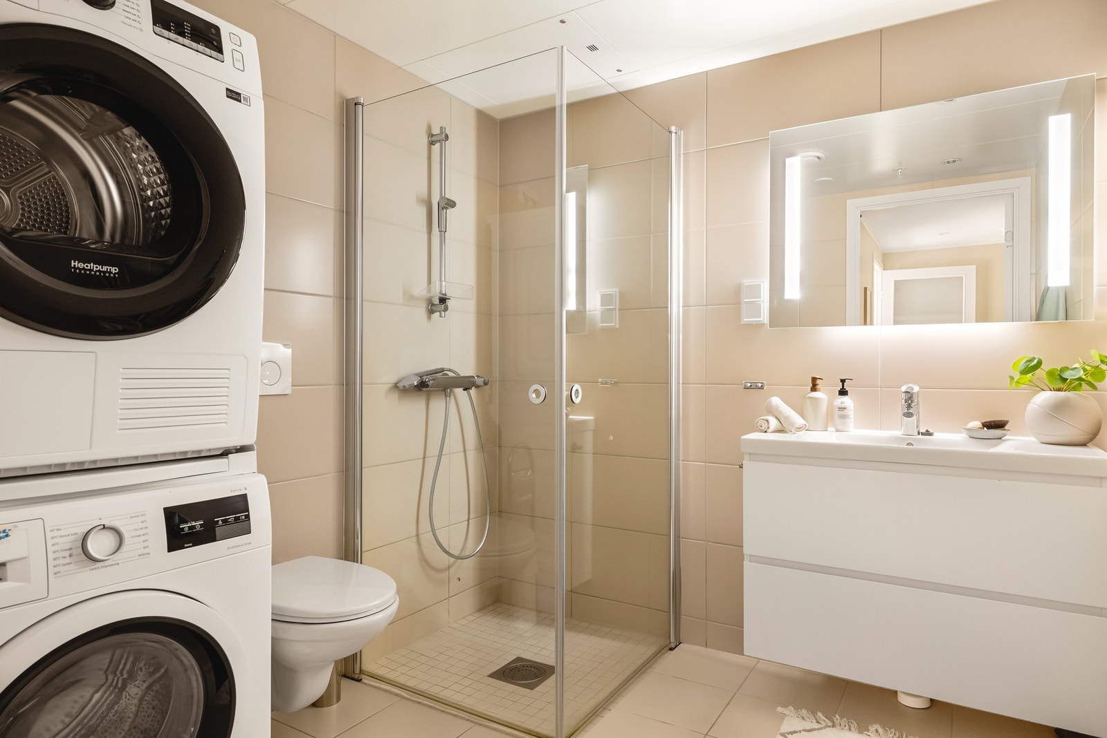 - Vaskemaskin og tørketrommel medfølger handelen - Galleribilde