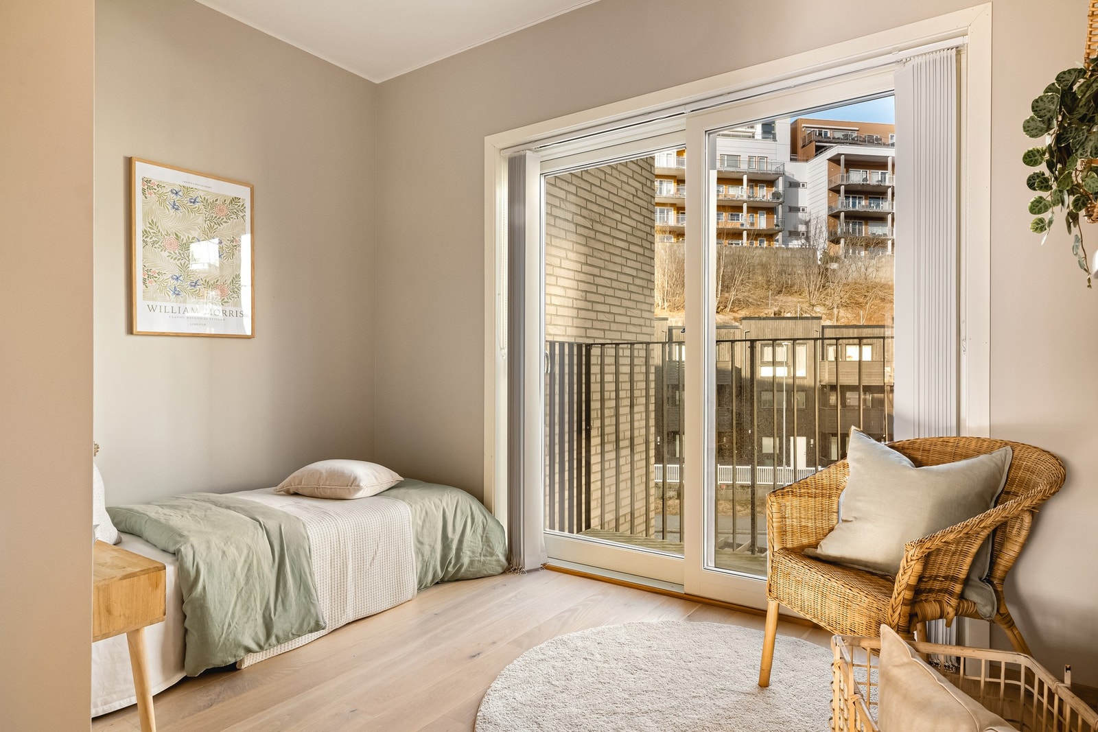 - Soverom nummer to med fransk balkong og godt lysinnslipp - Galleribilde