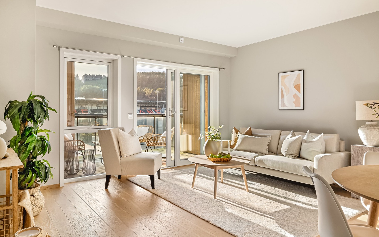 - Fra stuen er det tilkomst til leilighetens største balkong - Galleribilde