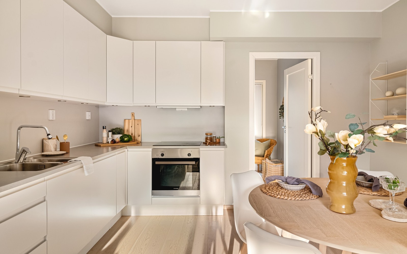 - Integrerte hvitevarer fra Siemens som stekeovn, induksjonstopp, oppvaskmaskin og kjøleskap med frysedel medfølger - Galleribilde