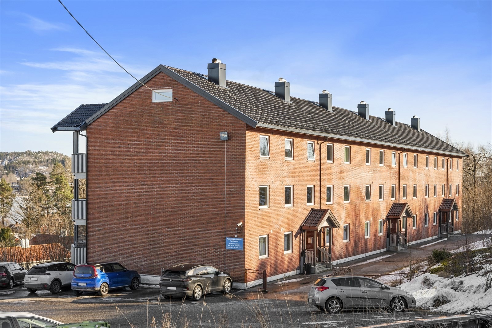 Borettslagets tomt er pent opparbeidet med felles grøntarealer, lekeplass for barn og asfaltert vei og parkering. Felles veranda hvor solen og utsikten kan nytes! Galleribilde