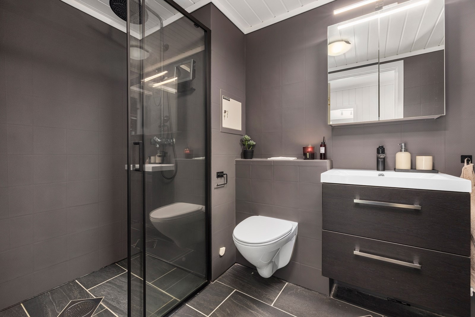 Pent bad pusset opp i regi av borettslaget ca. 2006. Badet er senere overflateoppusset med nye flis på gulv og vinyltapet over eksisterende flis på vegger i 2025. Galleribilde