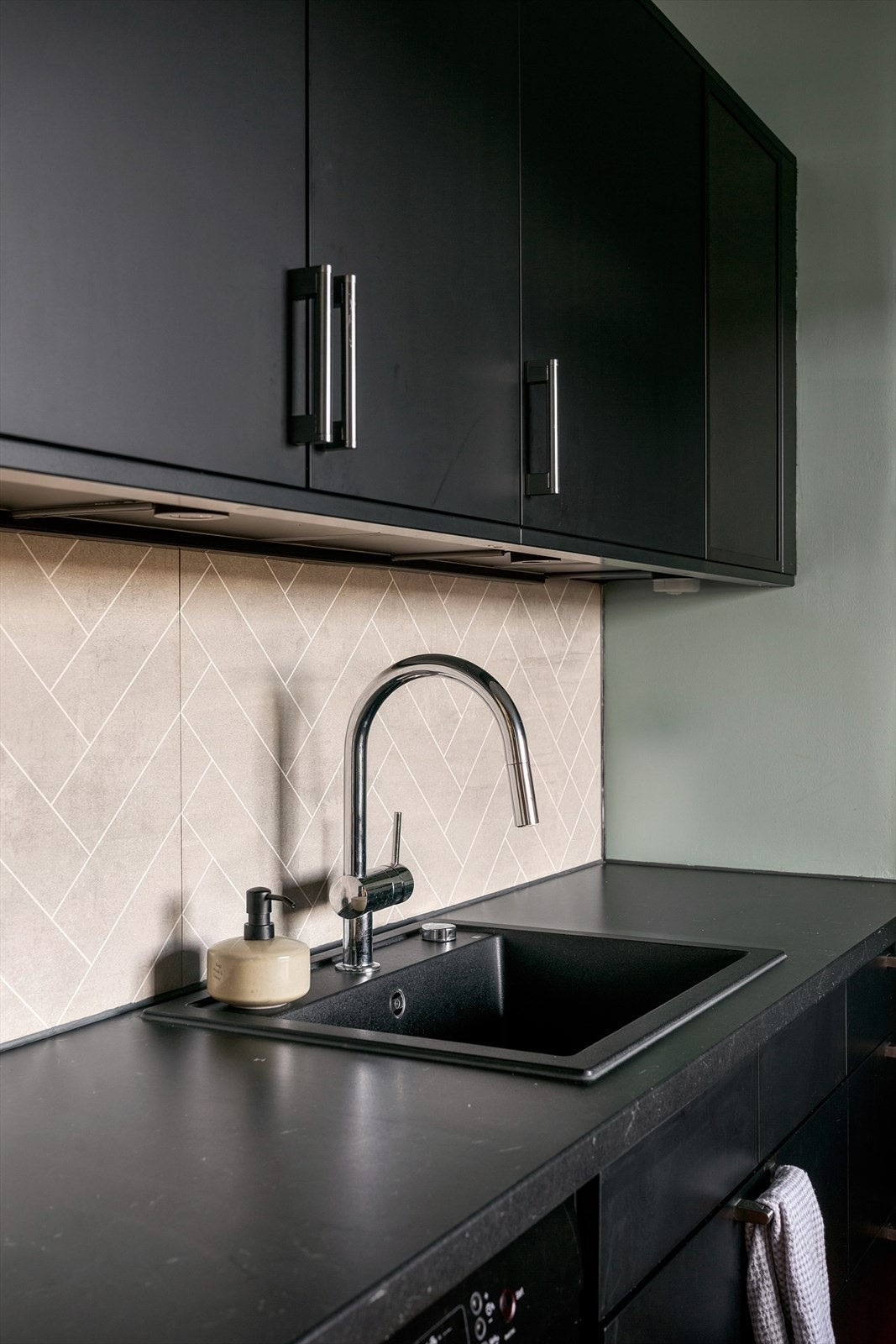 Fuktbestandige plater på vegg over laminat benkeplate, med gode arbeidsflater og nedfelt komposittvask. Galleribilde