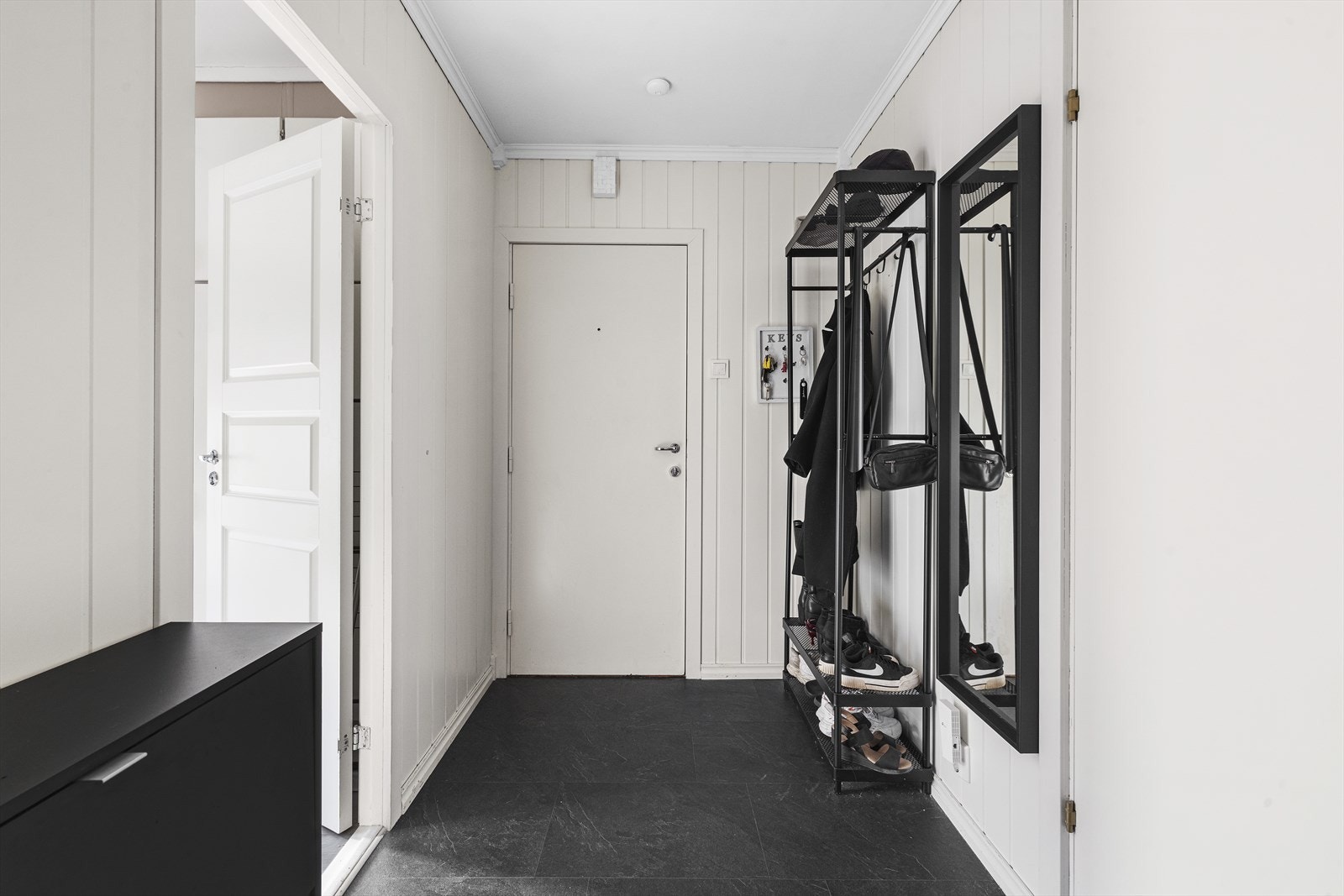 Lys og romslig entré med god plass til oppbevaringsmøblement for sko- og yttertøy. Leiligheten disponerer i tillegg én bod i kjeller og én bod på loft. Galleribilde