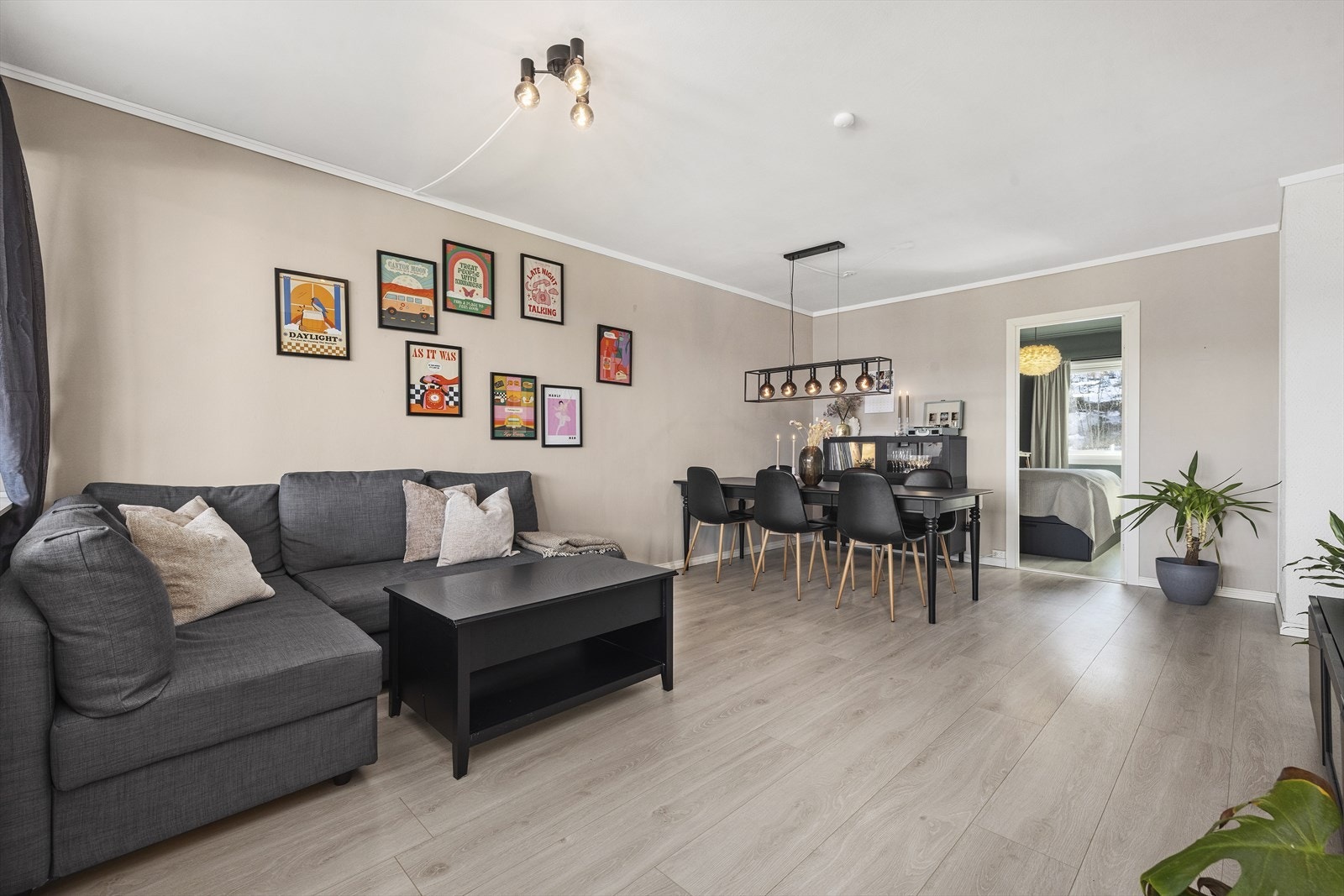 Stuen er pusset opp med blant annet spilevegg og nytt laminatgulv ca. 2024. Galleribilde