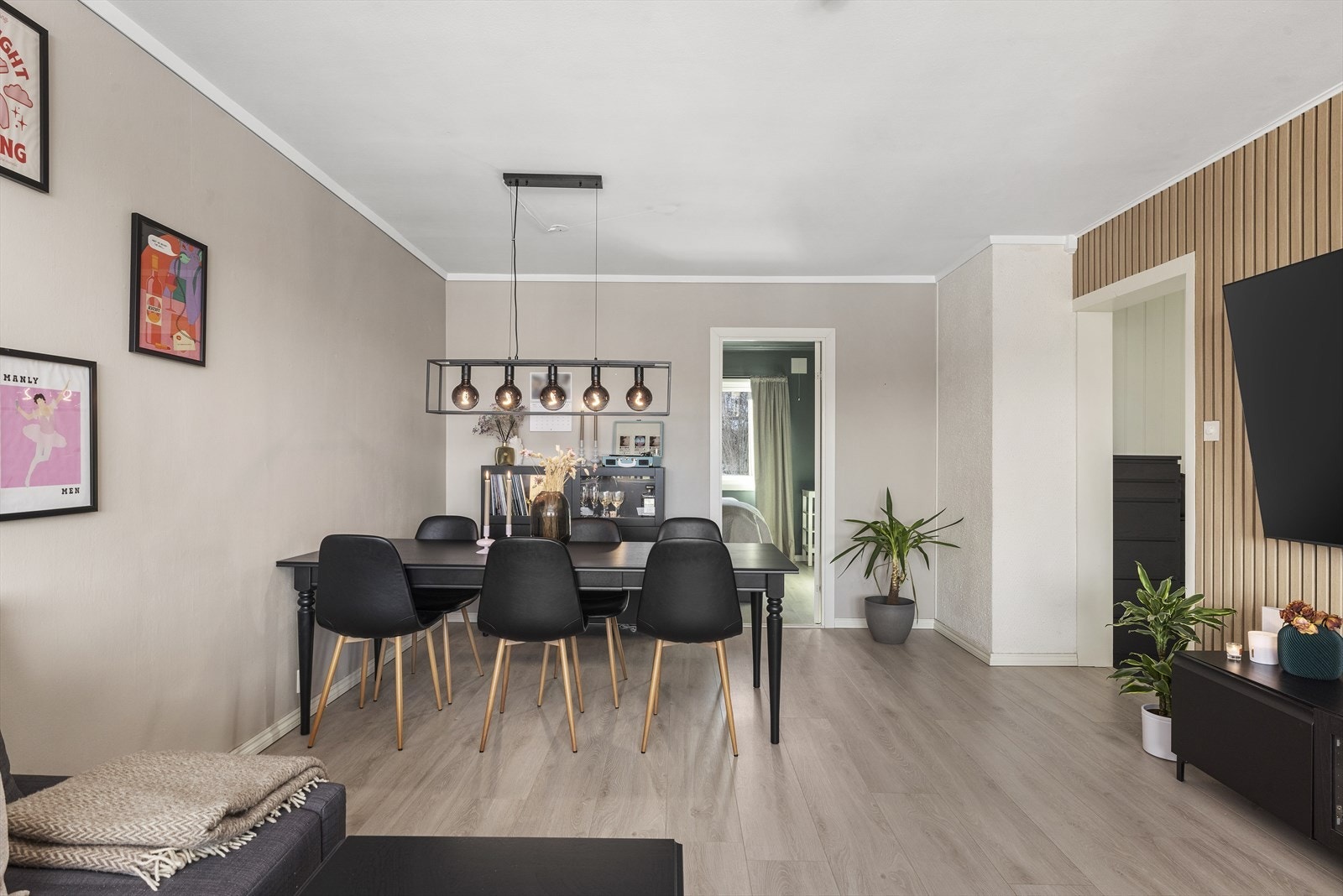 Leiligheten har mursteinspipe, uten tilkoblet ildsted. Kabel tv og internett er inkludert i felleskostnadene. Galleribilde