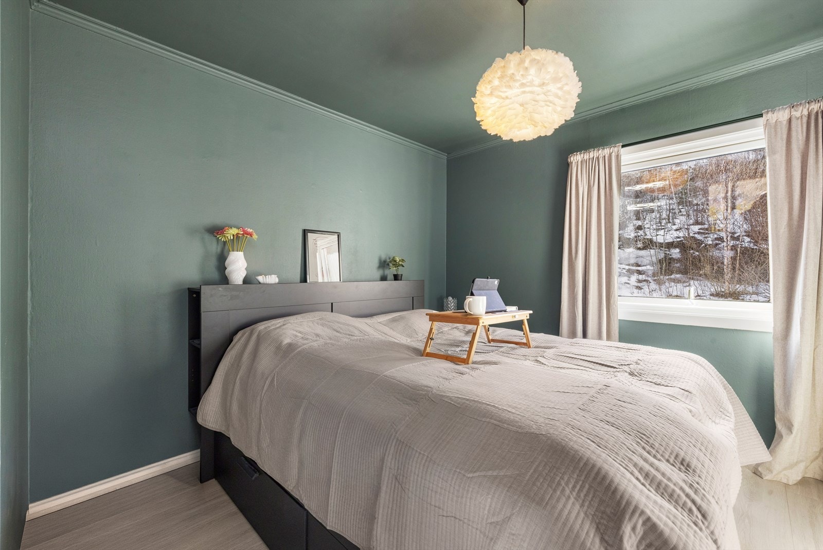 Soverommene er av god størrelse, med god plass til dobbeltseng og garderobeskap for klesoppbevaring. Galleribilde