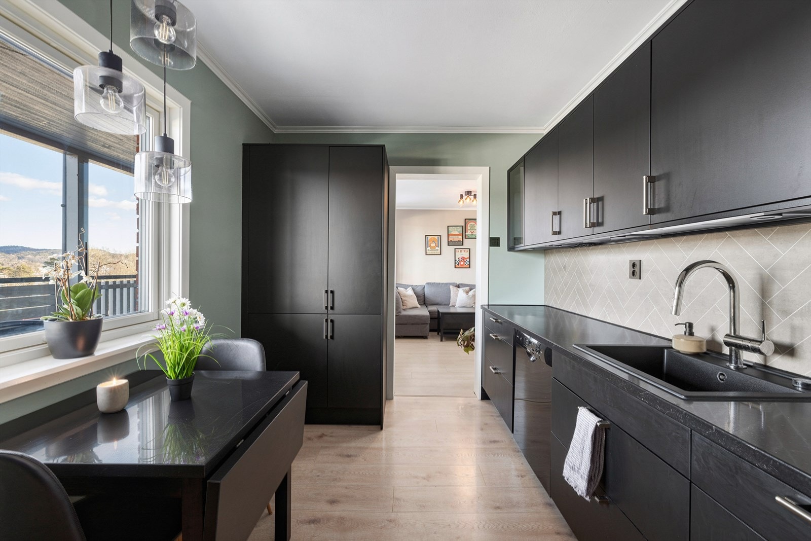 Kjøkkenet har opplegg for oppvaskmaskin, avsatt plass til frittstående hvitevarer og kjøkkenventilator med kullfilter. Galleribilde