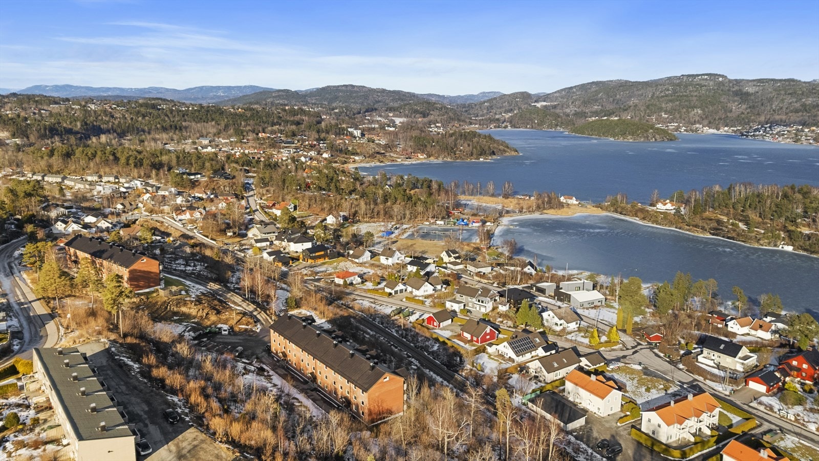 Det er gode bussforbindelser i nærheten, og området er et godt utgangspunkt for arbeid både i og utenfor Grenland, med kort vei til påkjøring til E18. Galleribilde