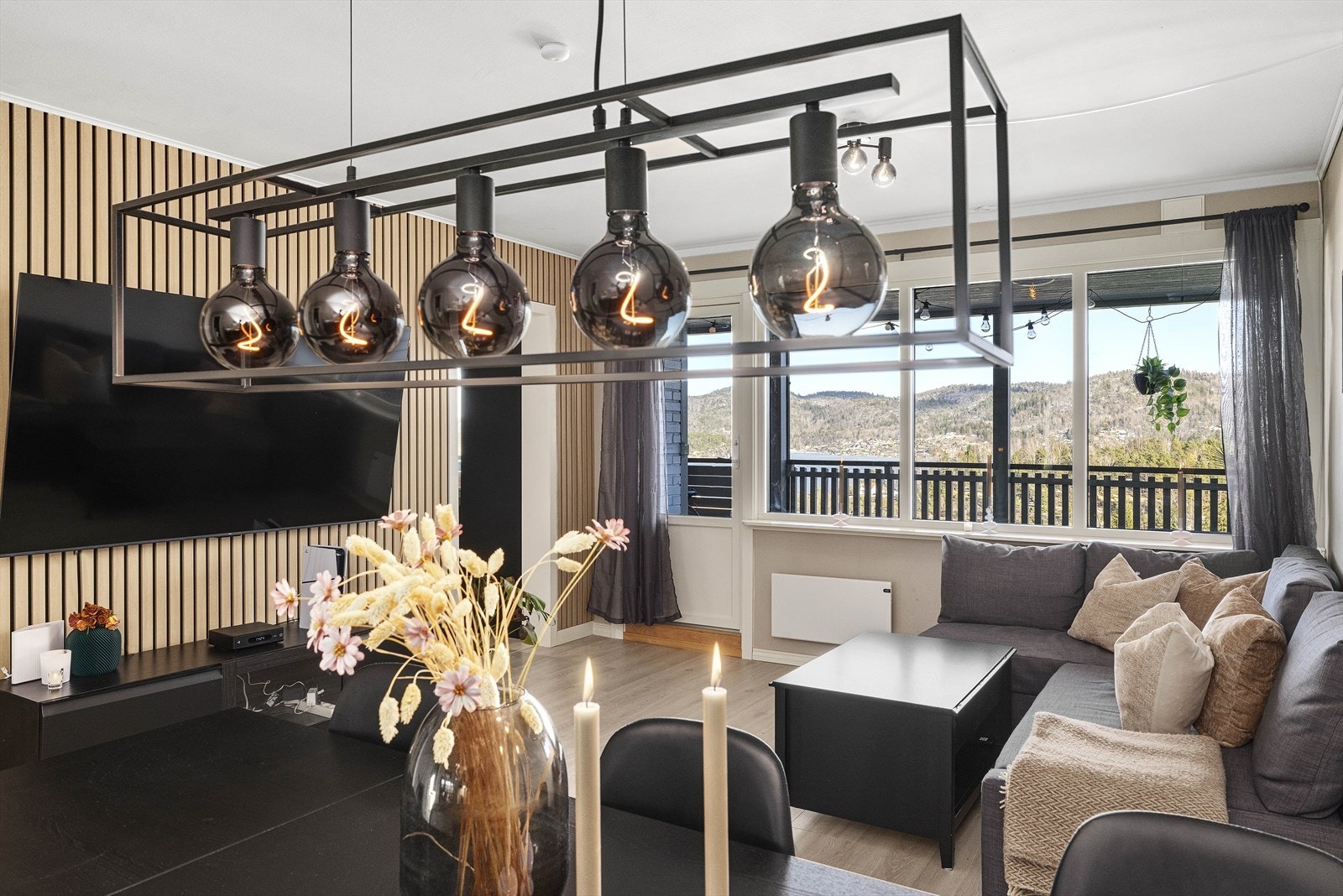 Lys og fin stue med store vindusflater og utgang til overbygget veranda mot øst, med nydelig sjøutsikt! Galleribilde