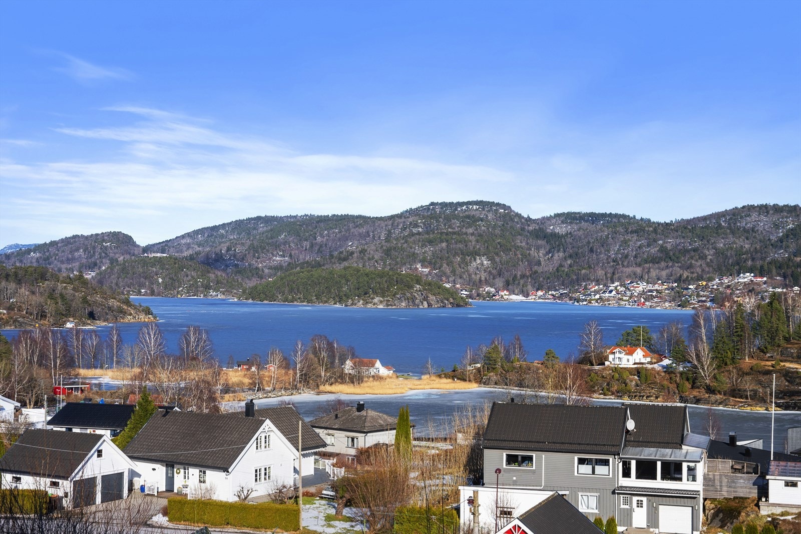 Verandaen ligger lunt og usjenert til, med levegg og uttrekkbar skjerming mot naboer. God plass til utemøbler og nydelig sjøutsikt til Eidangerfjorden! Galleribilde